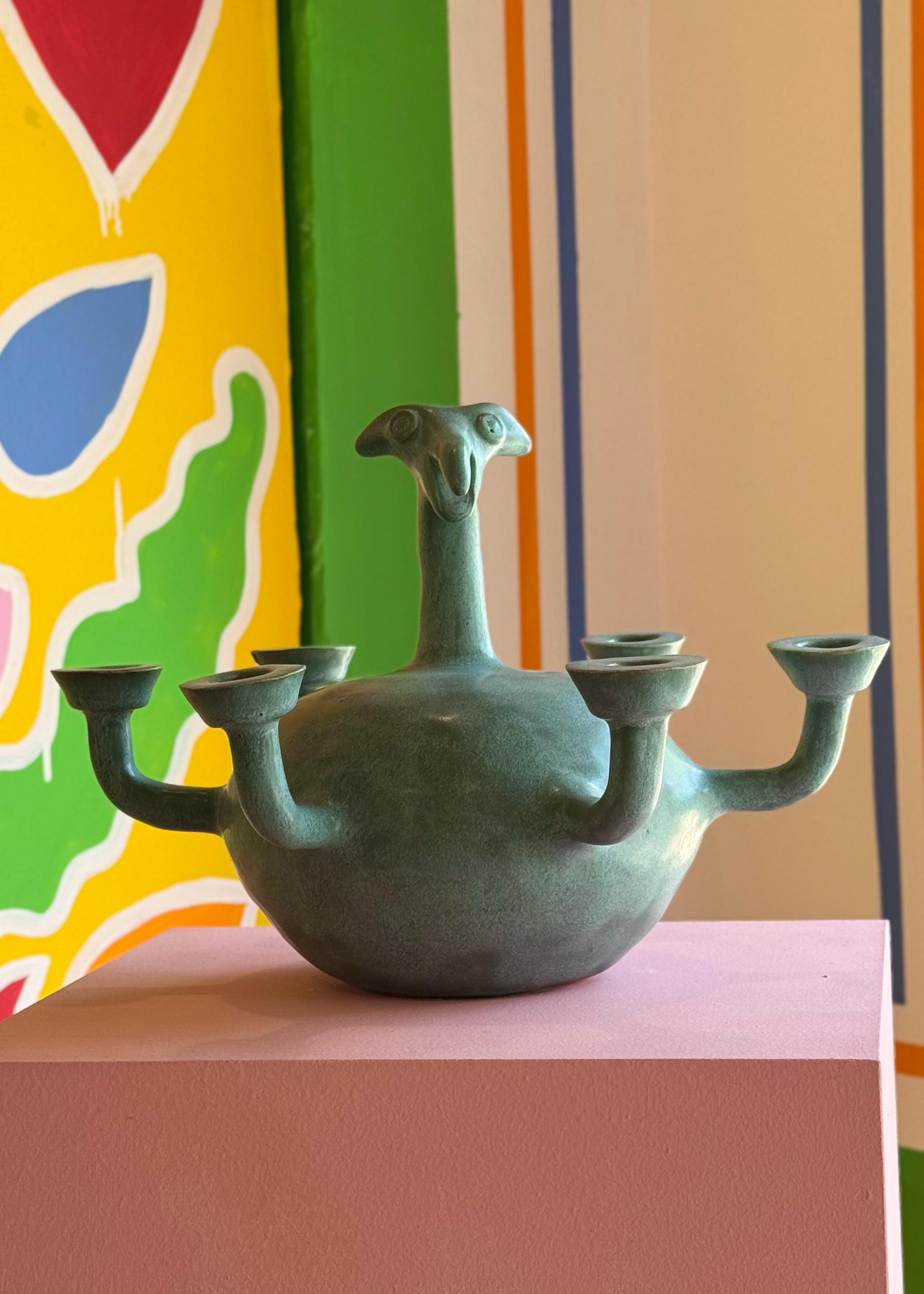 Questo portacandele in ceramica, costruito a mano, è realizzato in gres e smaltato con lo smalto dell'artista, che conferisce una patina di bronzo.

Tutti gli elementi sono stati creati dall'artista nel suo studio di Riyadh.