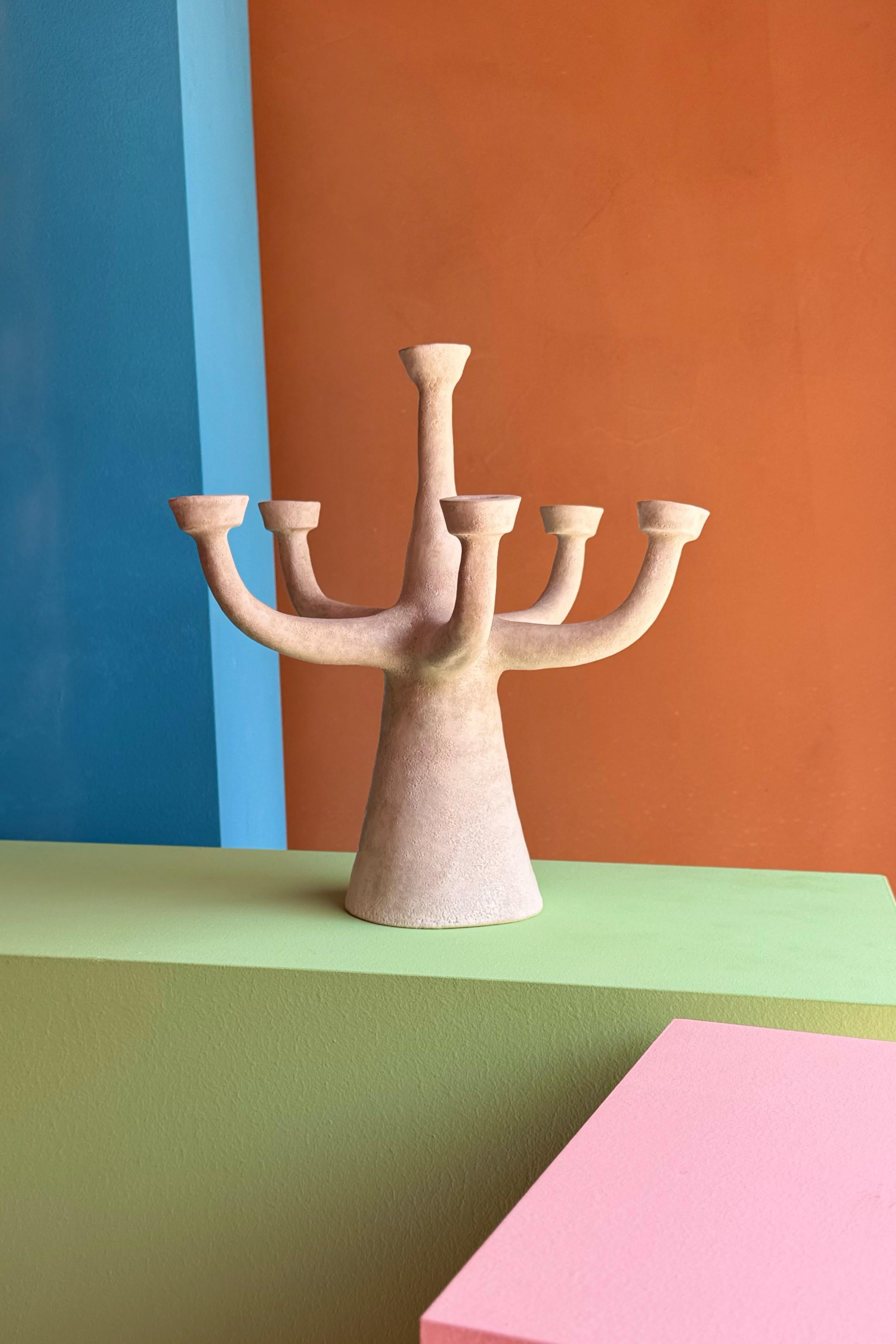 Questo portacandele in ceramica, costruito a mano, è realizzato in gres e smaltato con lo smalto dell'artista, che conferisce una consistenza lavica bianca.

Tutti gli elementi sono stati creati dall'artista nel suo studio di Riyadh.