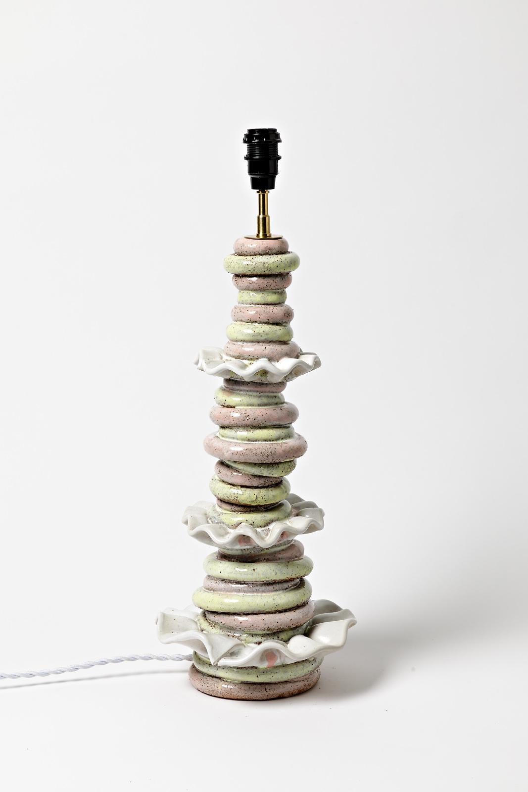 Mathilde Sauce 1/2

Pièce unique, réalisée en 2021

Grande lampe de table en grès

couleurs des émaux céramiques rose pâle, vert et blanc

Le système électrique est neuf

Signé sous la base

Mesures en céramique - hauteur : 43 cm Large :