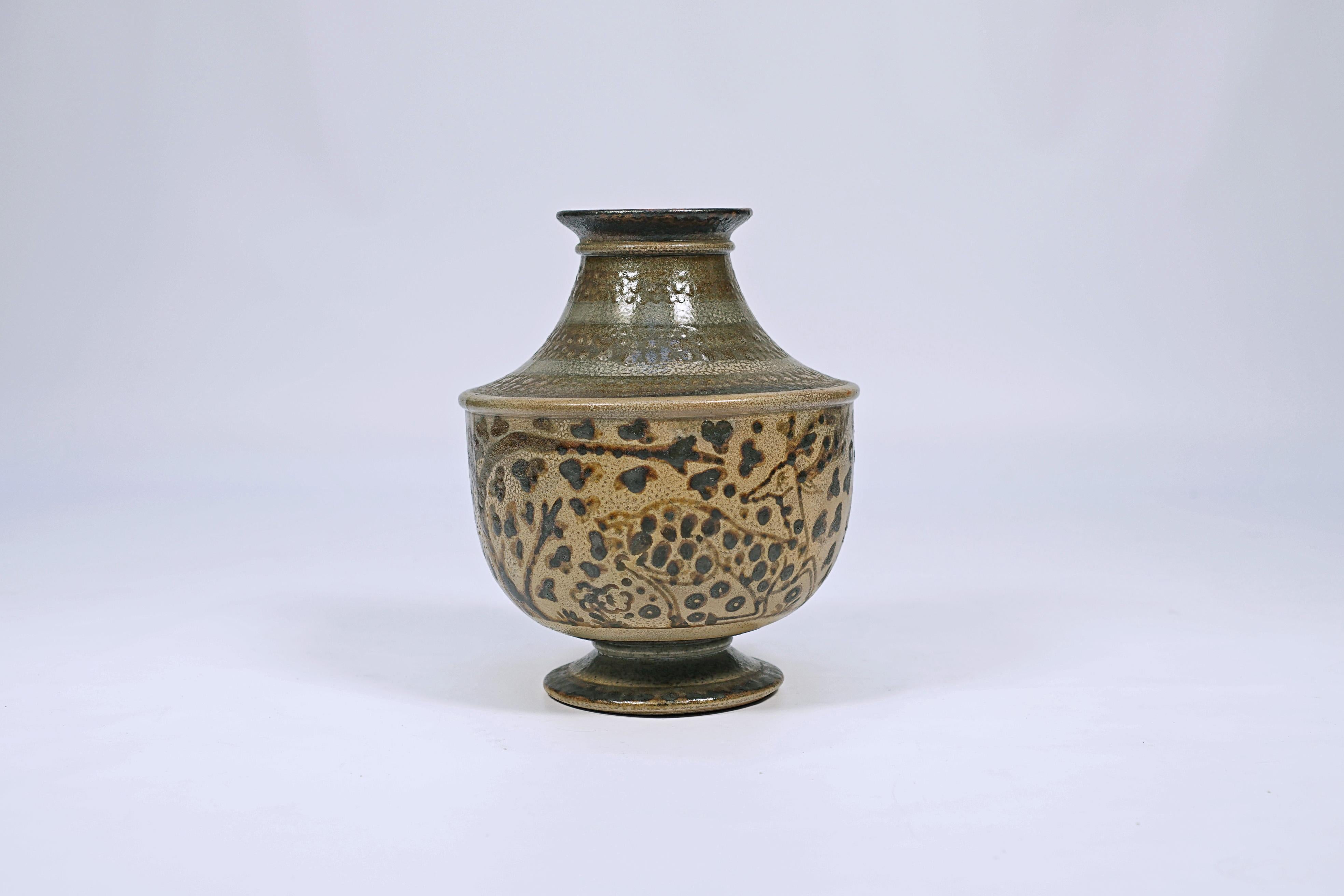 Fiore di ceramica di gres, progettato per i grandi magazzini di París Printemps, creato da Primavera Pottery L'Atelier A di Sainte Radegonde (1912 - 1960). Firma Primavera, Francia, sello de un Hacha.

Francia, CIRCA 1925.