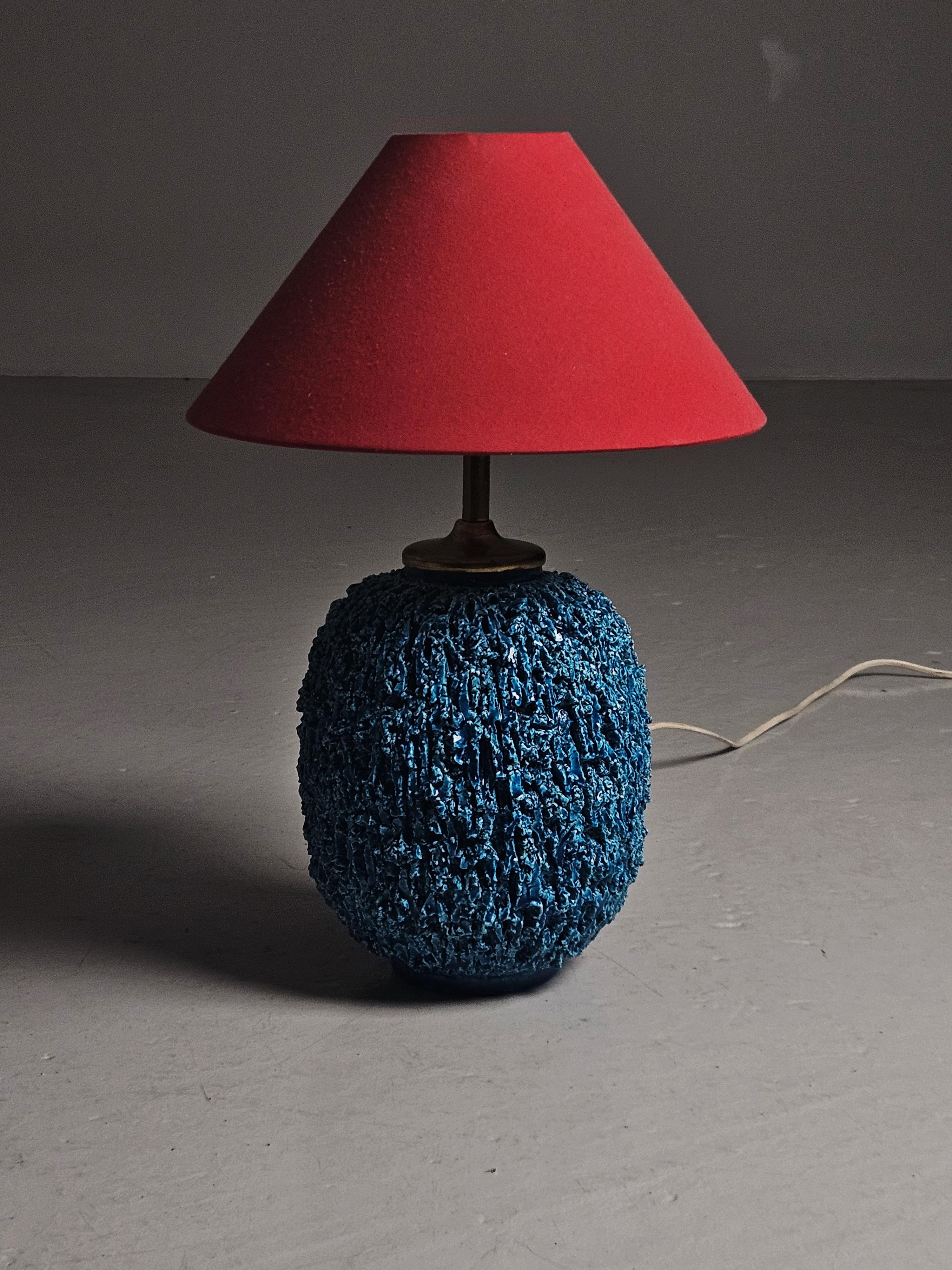 Beautiful 'Chamotte' table lamp designed by Gunnar Nylund and produced by Rörstrand, Sweden in 1937.

Blue glaze with a brass neck. Marked on bottom. Very good condition. 

Measurements is without shade. 