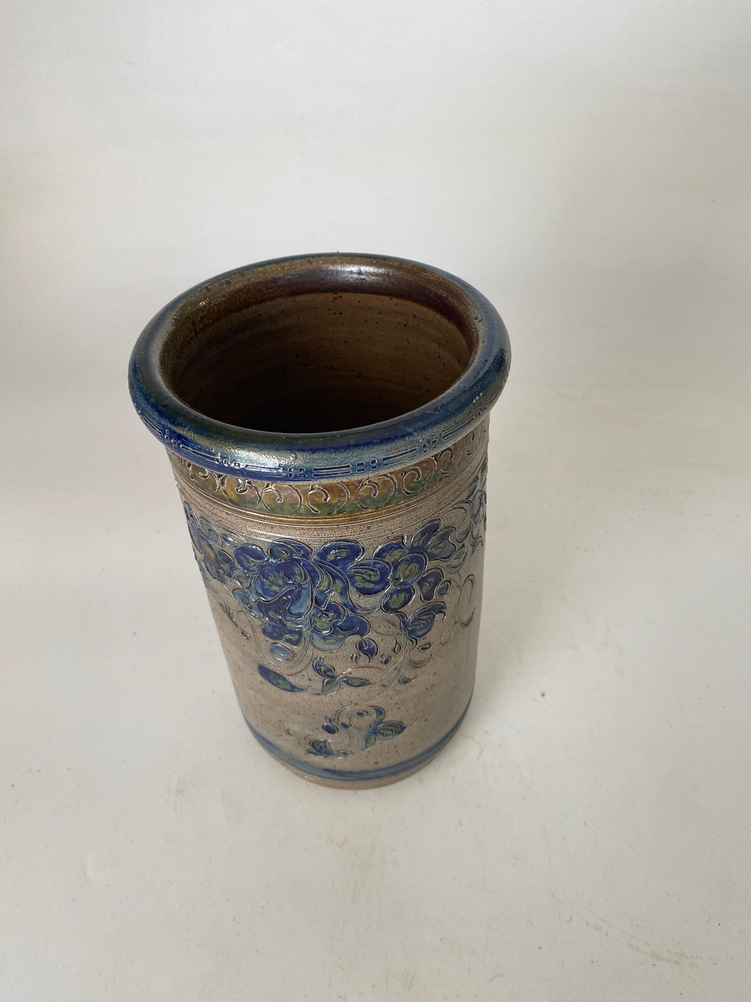 Stoneware Champagne Bucket with Blue Colored Floral Decor Frame For Sale 1