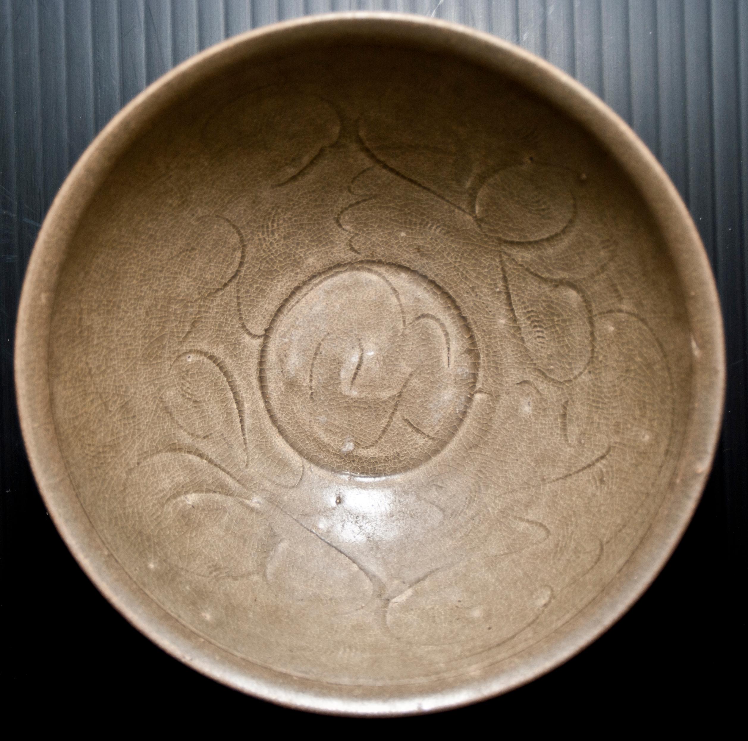 Vernissé Bol chinois en grès, période Sung, 12e-14e siècle en vente