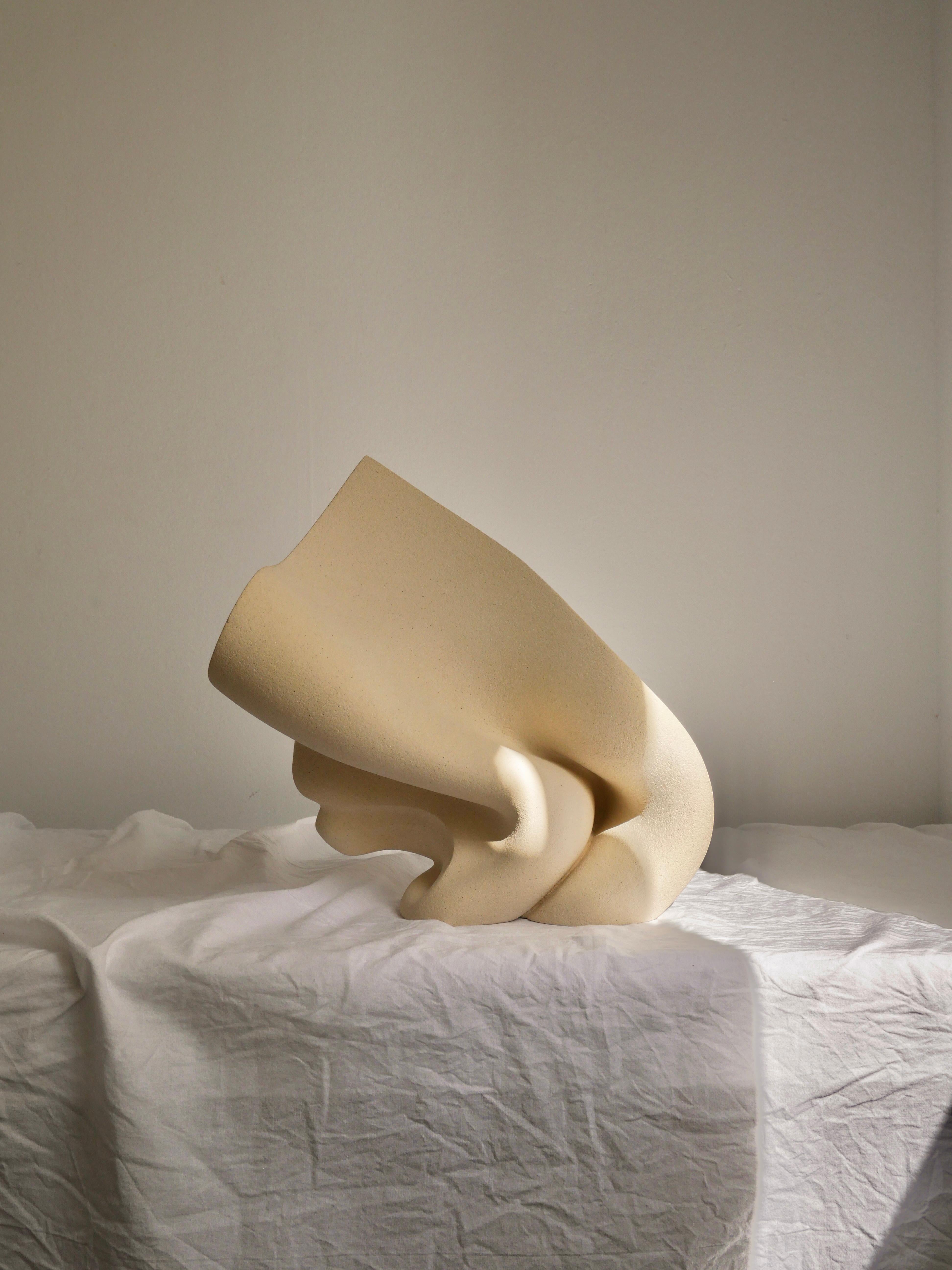 Grès argileux, céramique Le vent du changement Sculpture d'Aleksandra Krasnopolska
Dimensions :  L 31 x P 20 x H 35 cm, L 28,5 x P 15 x H 30 cm
MATERIAL : Grès cérame. Surface en céramique non émaillée.
Poids : 6 kg et 3,6 kg.

Collectional : Le
