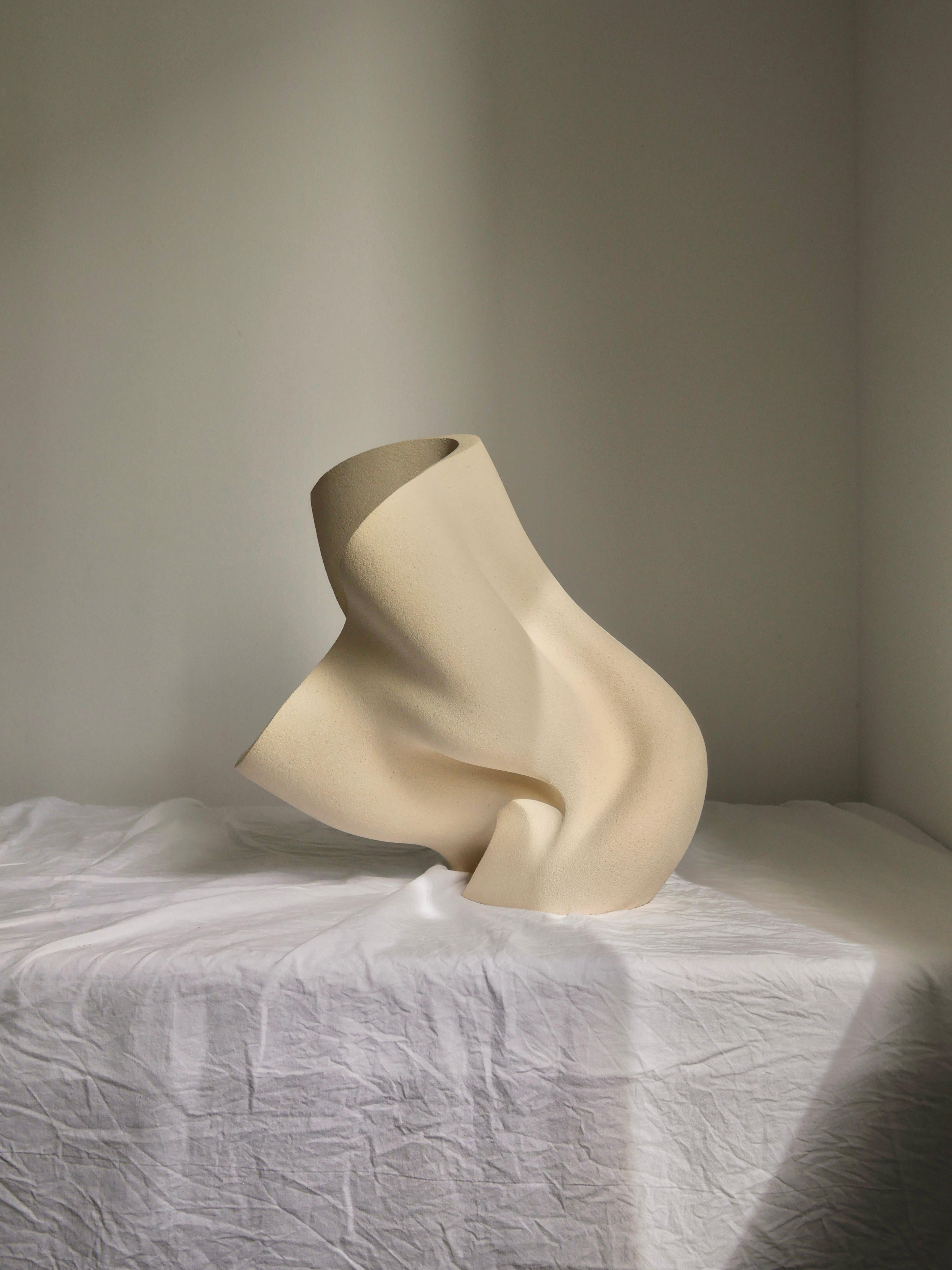 Postmoderne Grès argileux, céramique Le vent du changement Sculpture d'Aleksandra Krasnopolska en vente