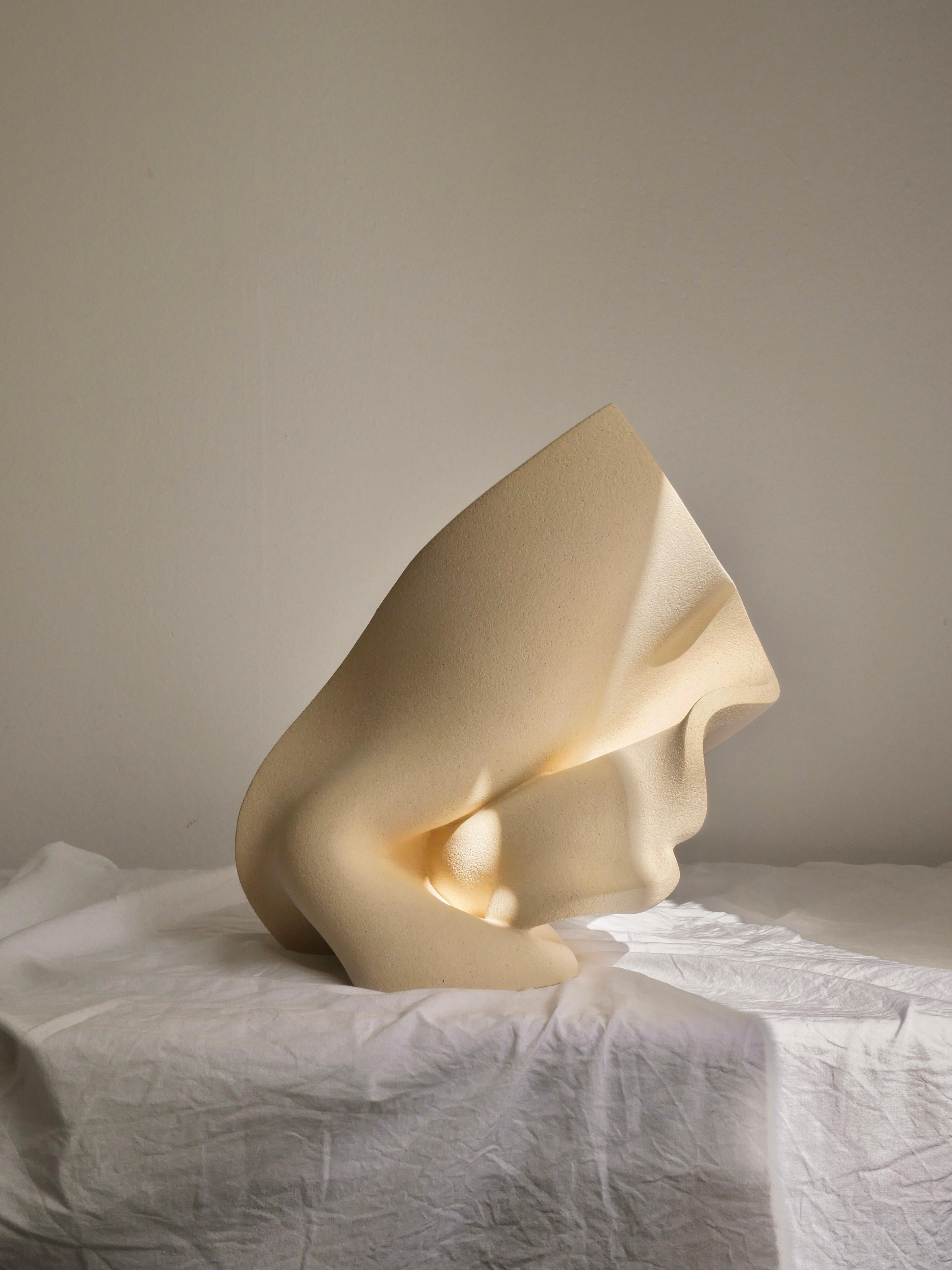 Espagnol Grès argileux, céramique Le vent du changement Sculpture d'Aleksandra Krasnopolska en vente