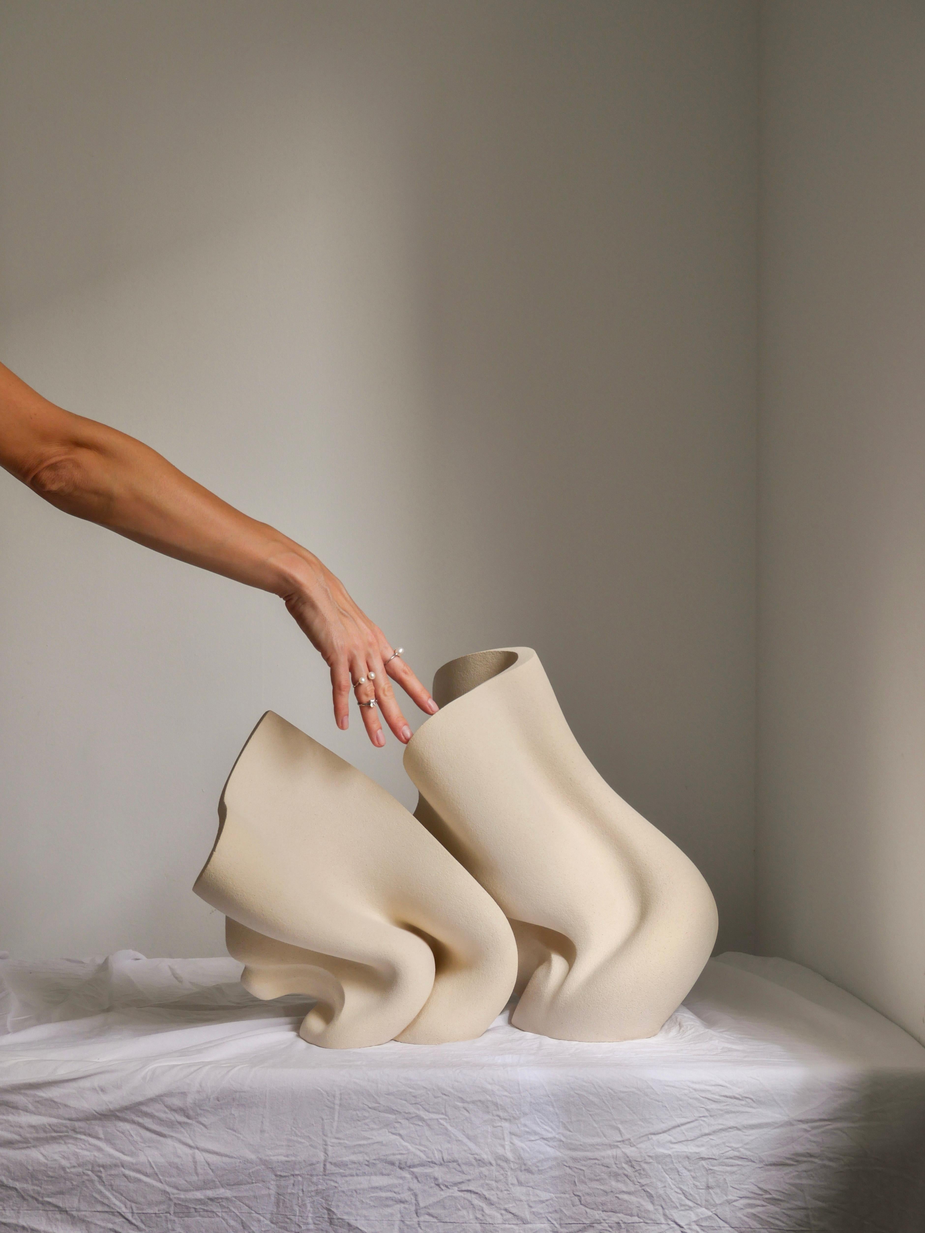 XXIe siècle et contemporain Grès argileux, céramique Le vent du changement Sculpture d'Aleksandra Krasnopolska en vente
