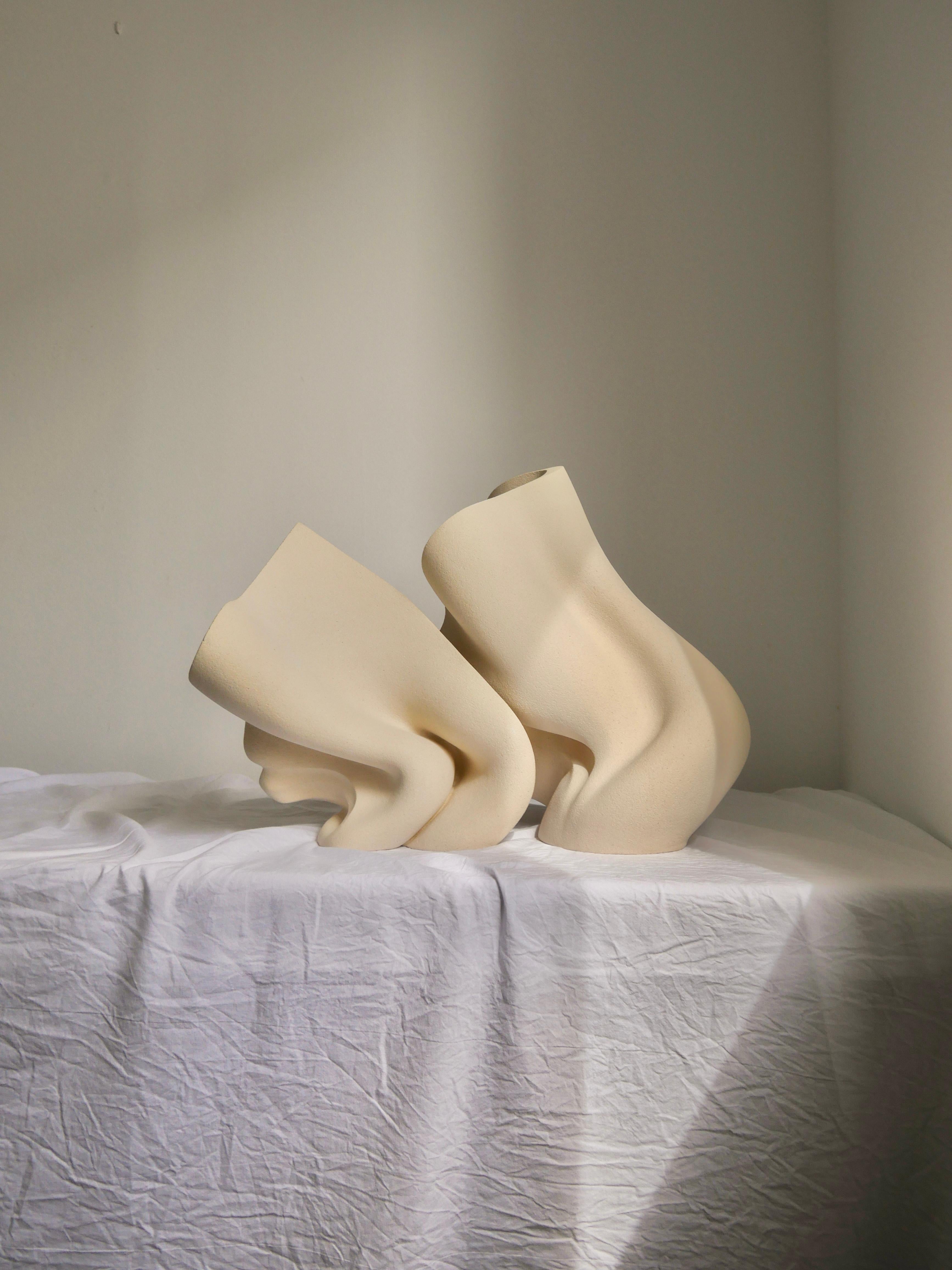 Céramique Grès argileux, céramique Le vent du changement Sculpture d'Aleksandra Krasnopolska en vente