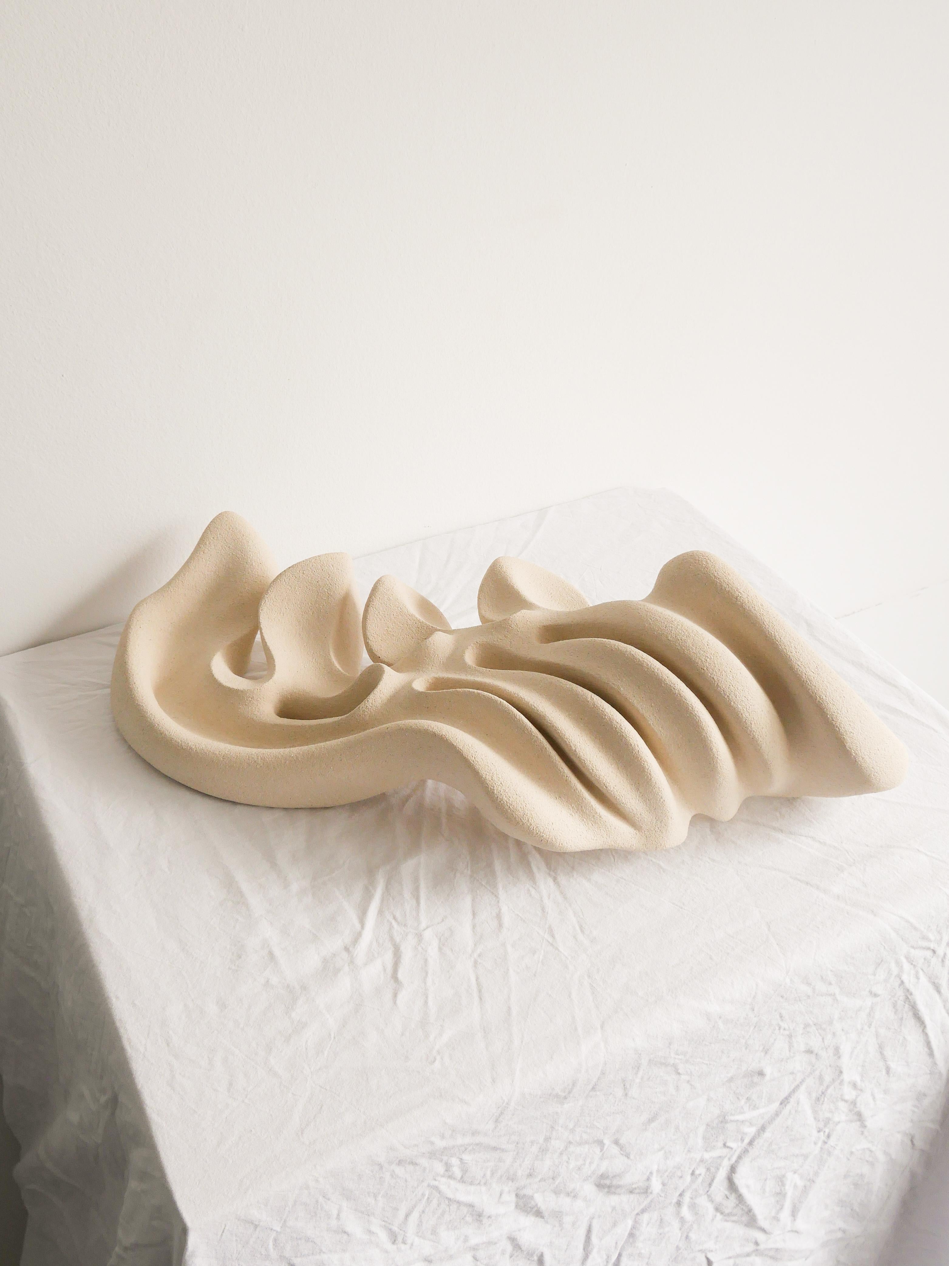 Sculpture en grès, céramique Marées de sérénité d'Aleksandra Krasnopolska
Dimensions :  L 43 x P 20 x H 14 cm
MATERIAL : Grès cérame. Surface en céramique non émaillée.
Poids : 2,6 kg.

Collectional : 