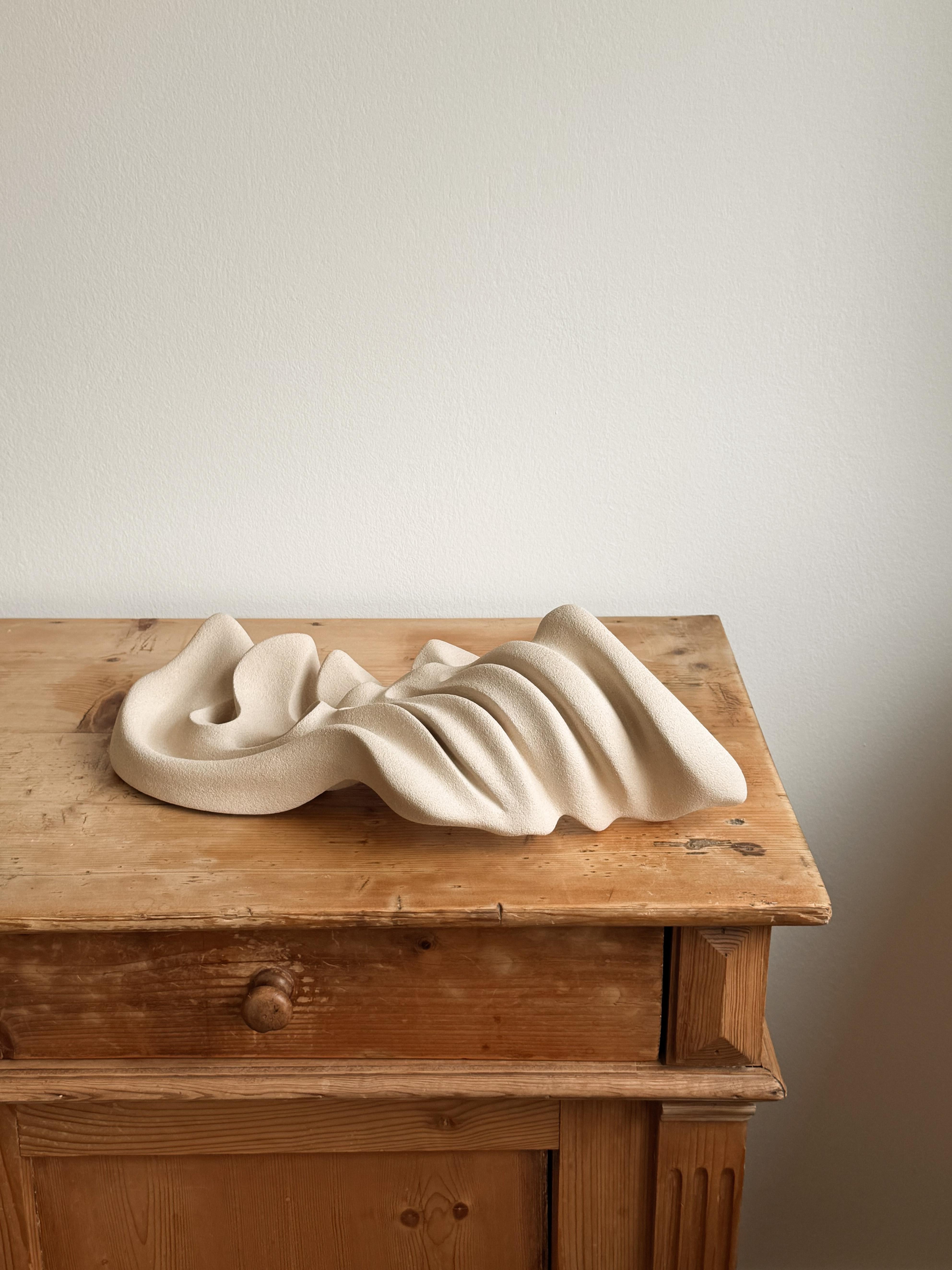 Postmoderne Sculpture en grès, céramique Marées de sérénité d'Aleksandra Krasnopolska en vente