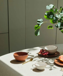 Tasse en argile de grès de couleur terre cuite moulée à la main au Royaume-Uni