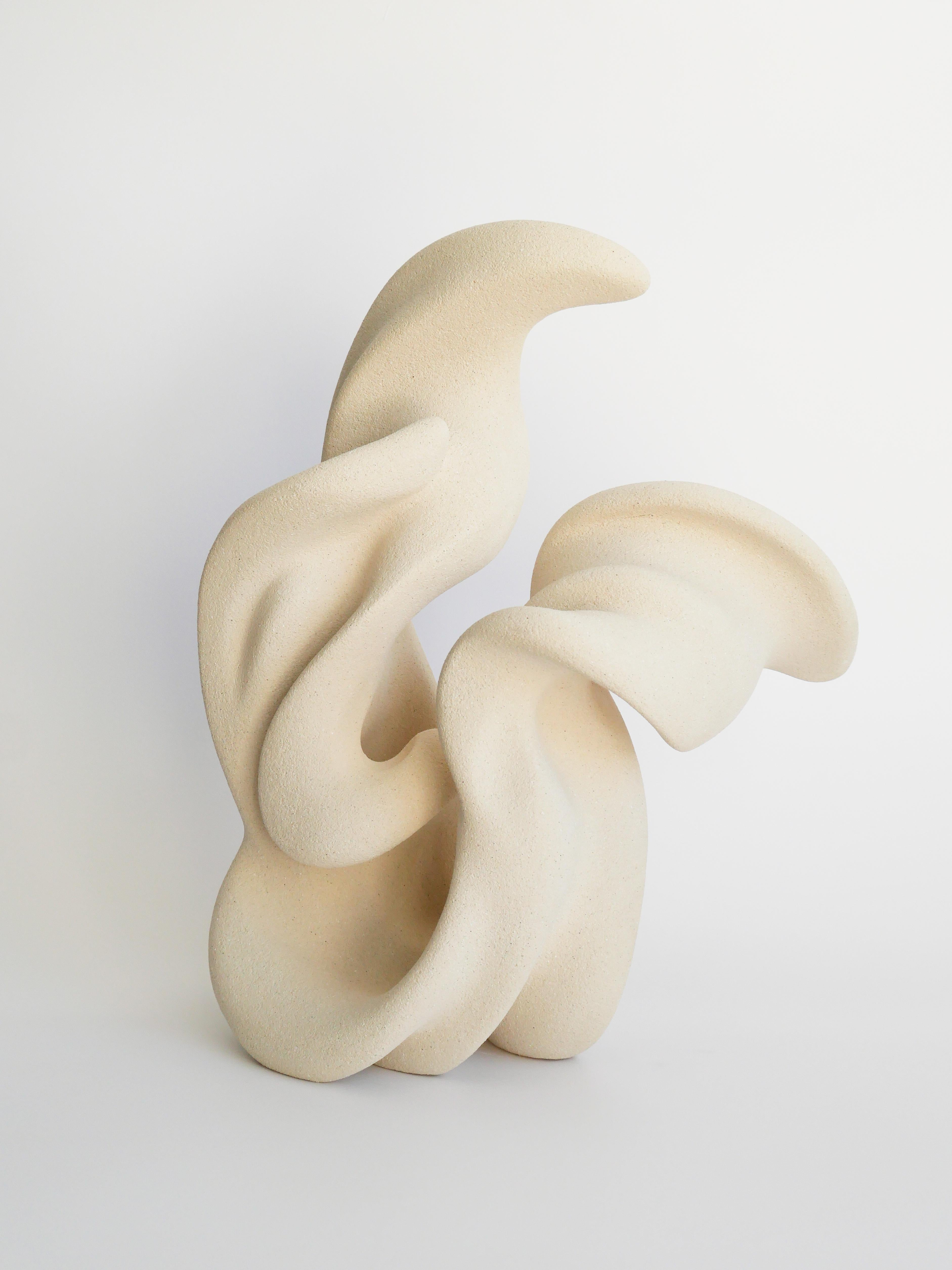 Sculpture éthérée en grès, céramique non émaillée d'Aleksandra Krasnopolska
Dimensions :  L 25,5 x D 19 x H 35 cm
MATERIAL : Grès cérame. Surface en céramique non émaillée.
Poids : 5,6 kg.

Collectional : 