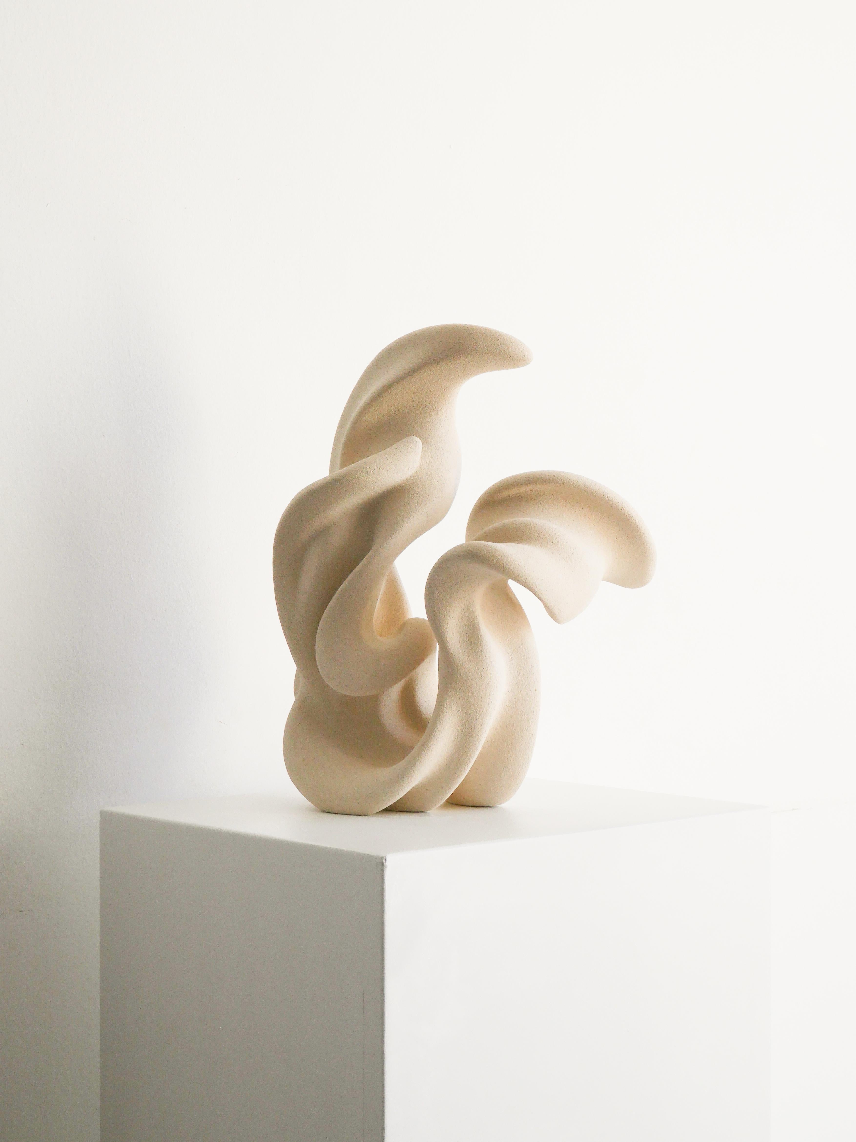 XXIe siècle et contemporain Sculpture éthérée en grès, céramique non émaillée d'Aleksandra Krasnopolska en vente