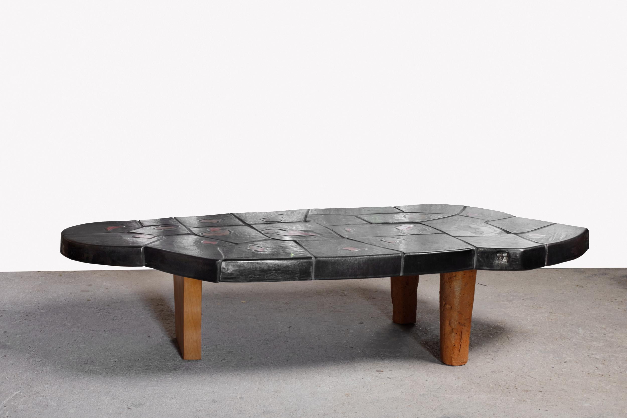 Table basse en céramique à décor de glaçure abstraite de Jean-Pierre Viot.
Pièce unique.
Signé.
Le plateau est en céramique et les bases sont en céramique et en bois.
2024.
H : 31 x 60x 128 cm  / 12,2' x 23,6' x 50,4' pouces.