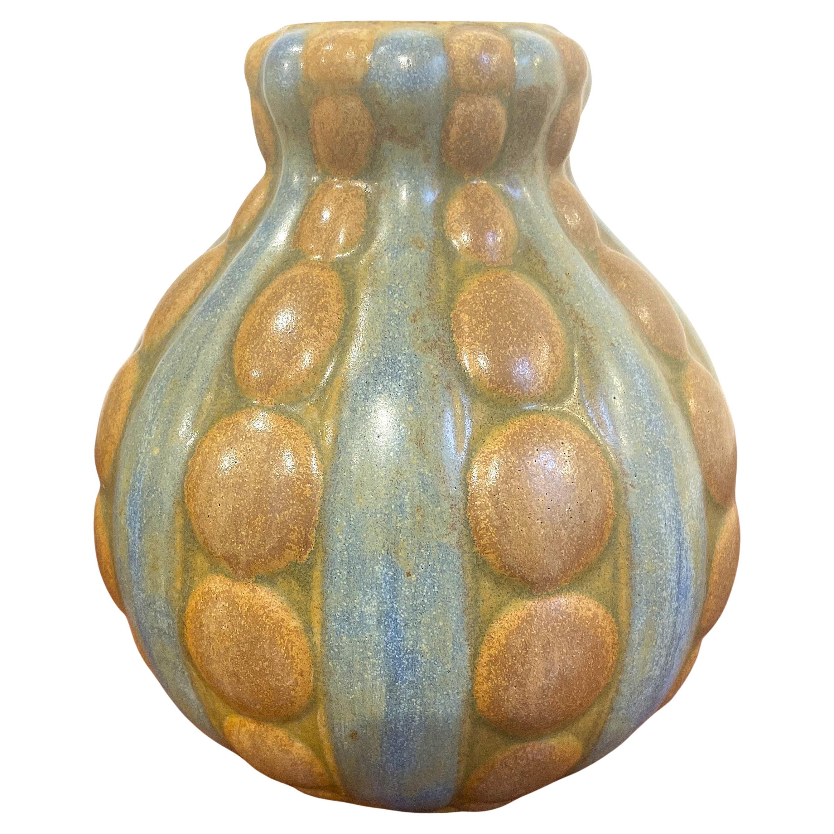 Very pretty coloquinte stoneware vase, blue and ochre enamelled with bands and pastilles in relief, in the delicate colours of the ceramist Louis Lourioux.
Louis Lourioux was a ceramist active between 1902 and 1930 in Foëcy, in the middle of the Art