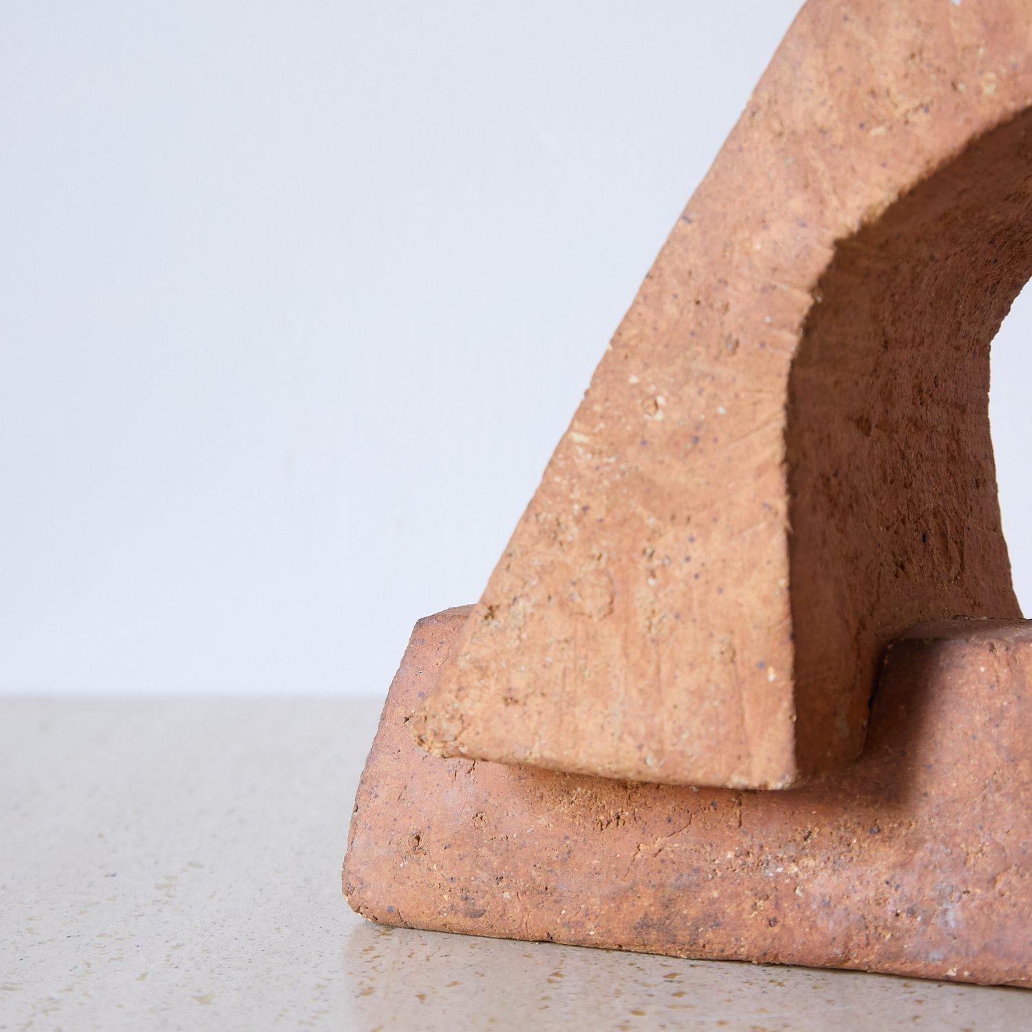 Sculpture constructiviste en grès magnifiquement équilibrée.

La partie supérieure s'emboîte parfaitement dans la base, ce qui confère à cette pièce une forte impression d'architecture. Un jeu d'enfant !

Par la céramiste Annick Lodereau de La