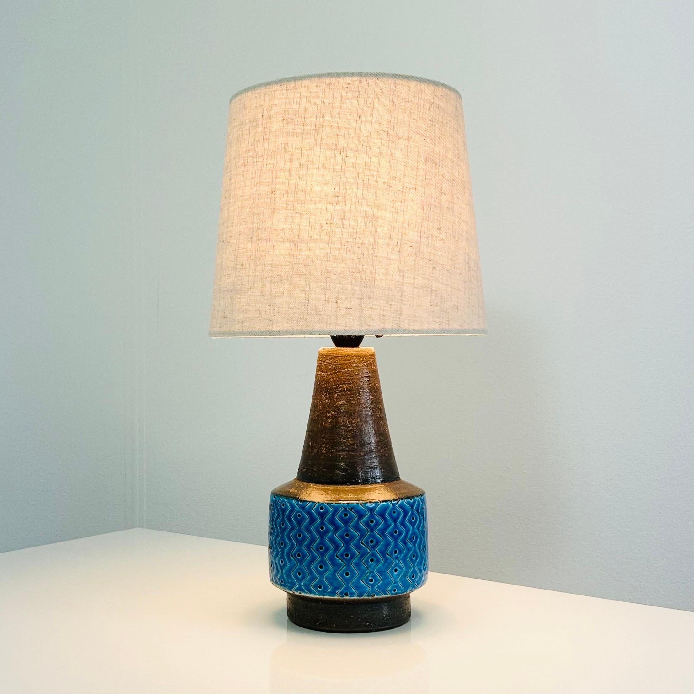 Rare lampe de bureau en grès de Svend Aage Holm Sørensen, fabriquée dans les années 1950. C'est une pièce vraiment parfaite. 

* Lampe de bureau en grès à glaçure bleue et abat-jour en tissu beige.
* Designer : Svend Aage Holm Sørensen
* Producteur