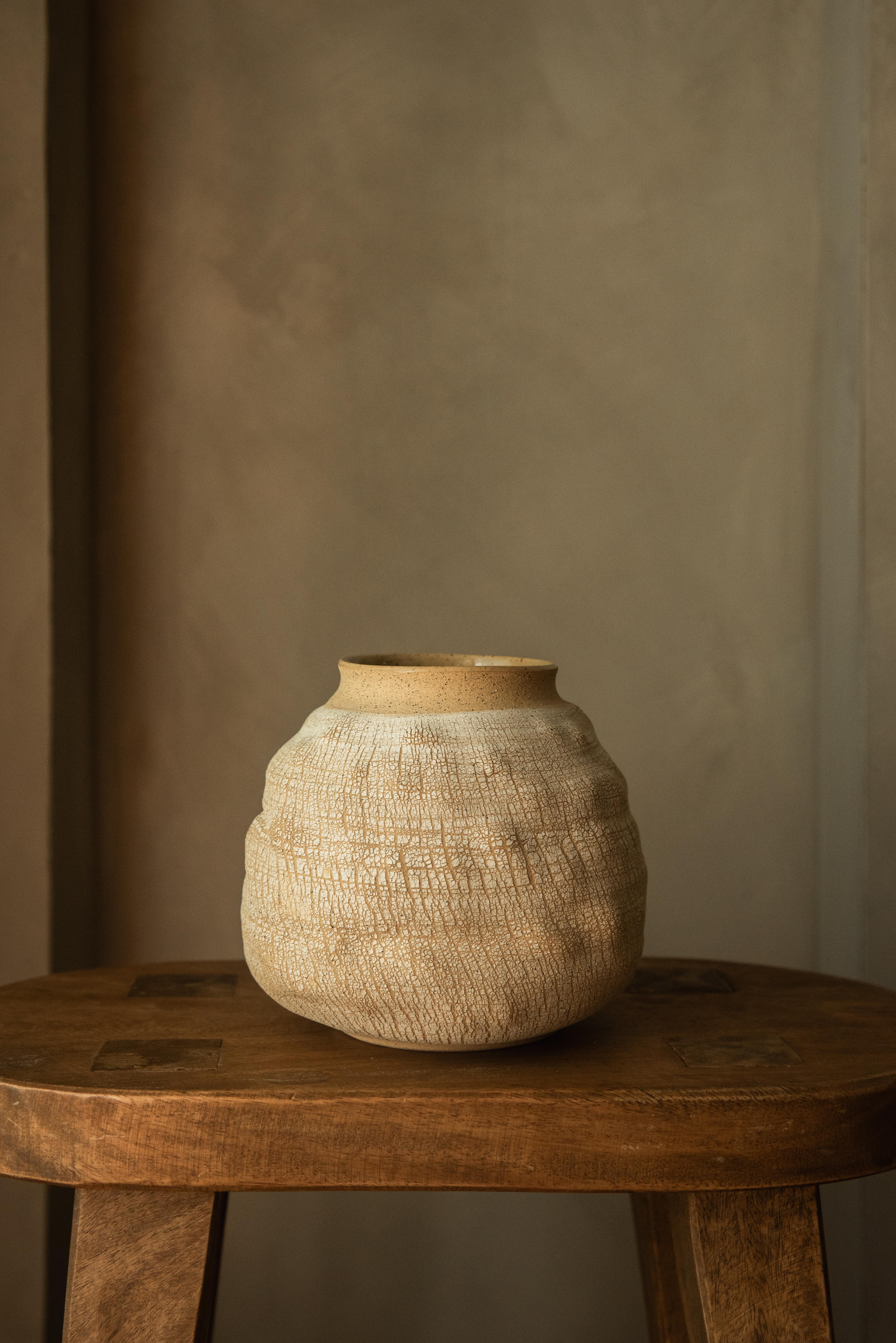 Vaso in gres, Distressed Vessel NO.2 di Alexandria Robys
Dimensioni: D. 17,78 x H. 20,32 cm
Materiali: Gres bianco e nero rivestito di smalto bronzo
Colori - Pietra arenaria/avorio o Onice/avorio

La mia prima interazione con l'argilla risale al