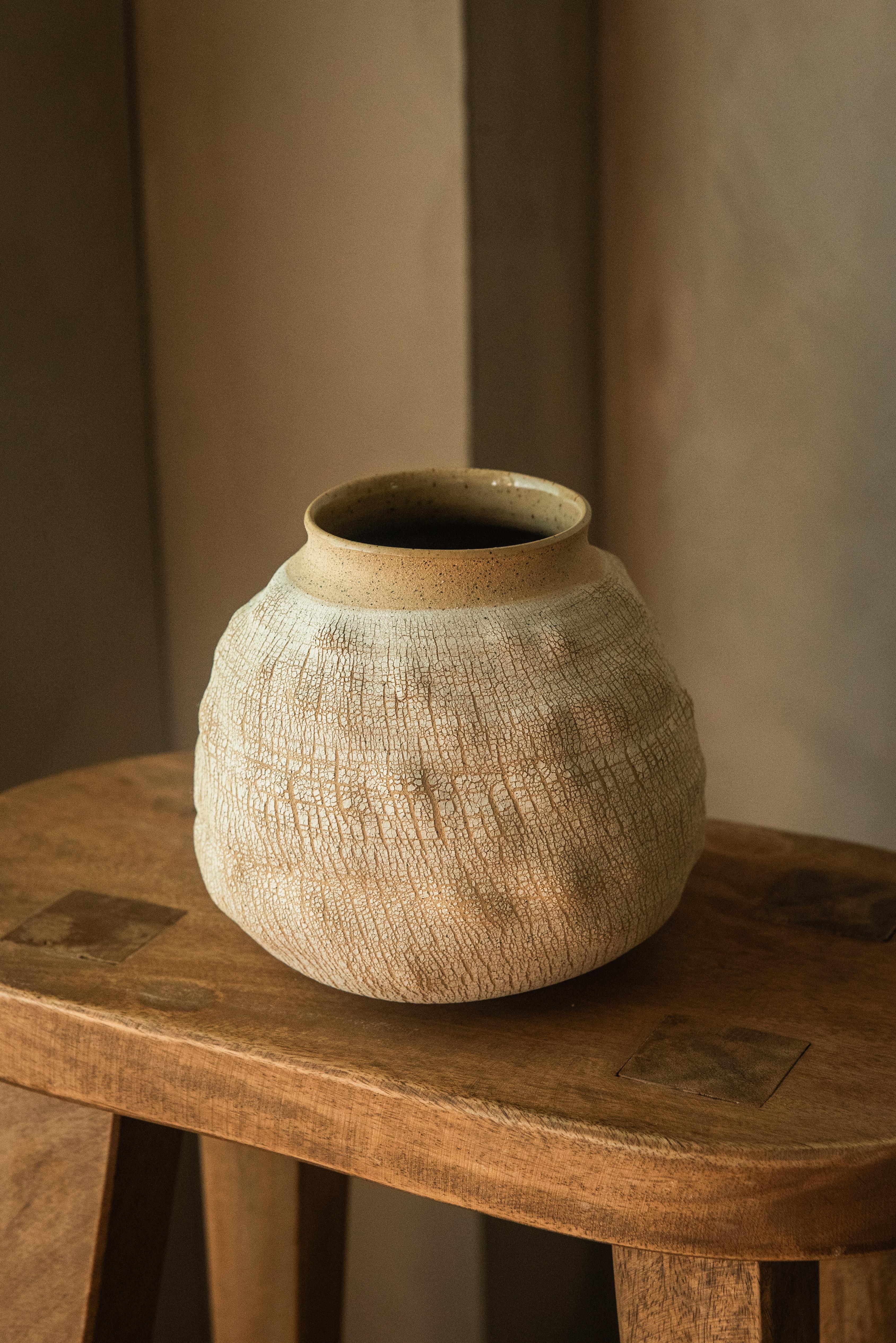 Postmoderno Gres, Vaso afflitto NO.2  da Alexandria Robys in vendita