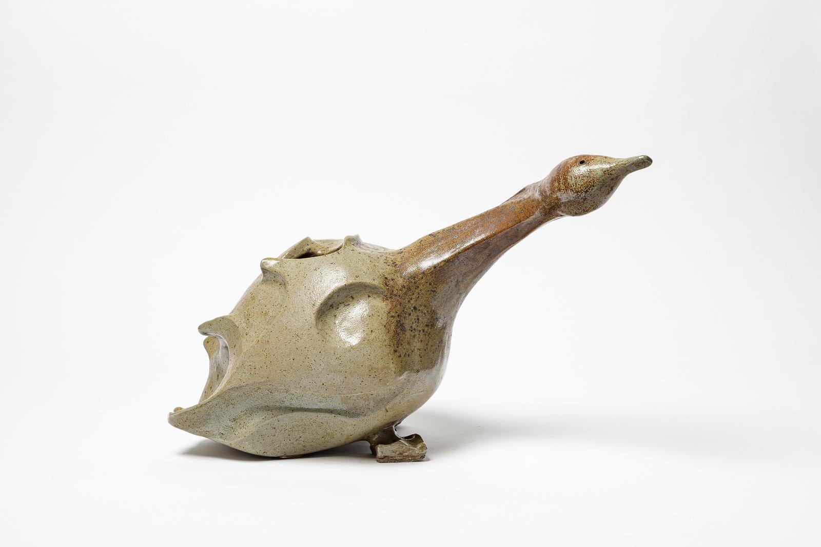 Skulptur einer Ente aus Steingut von Georges Martin.
Künstlermonogramm auf dem Sockel. 
Einzigartiges Stück.
CIRCA 1970-1980.
H: 12,6 x 9,8 x 19,7 Zoll.
