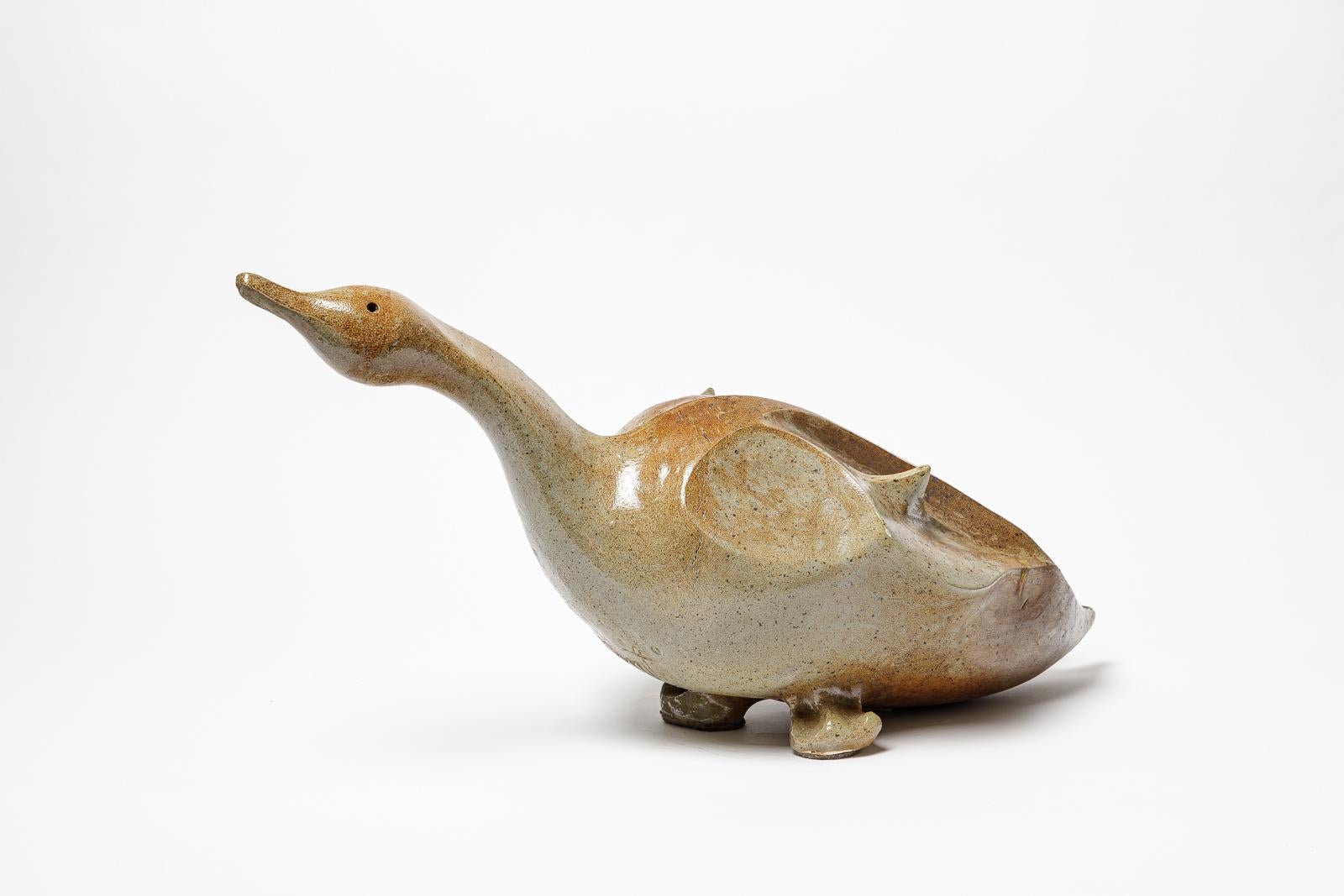 Sculpture de canard en grès de Georges Martin.
Pièce unique.
Monogramme de l'Artistics sur la base. 
Circa 1970-1980.
H : 12.9 x 11.8 x 24.8 pouces.
