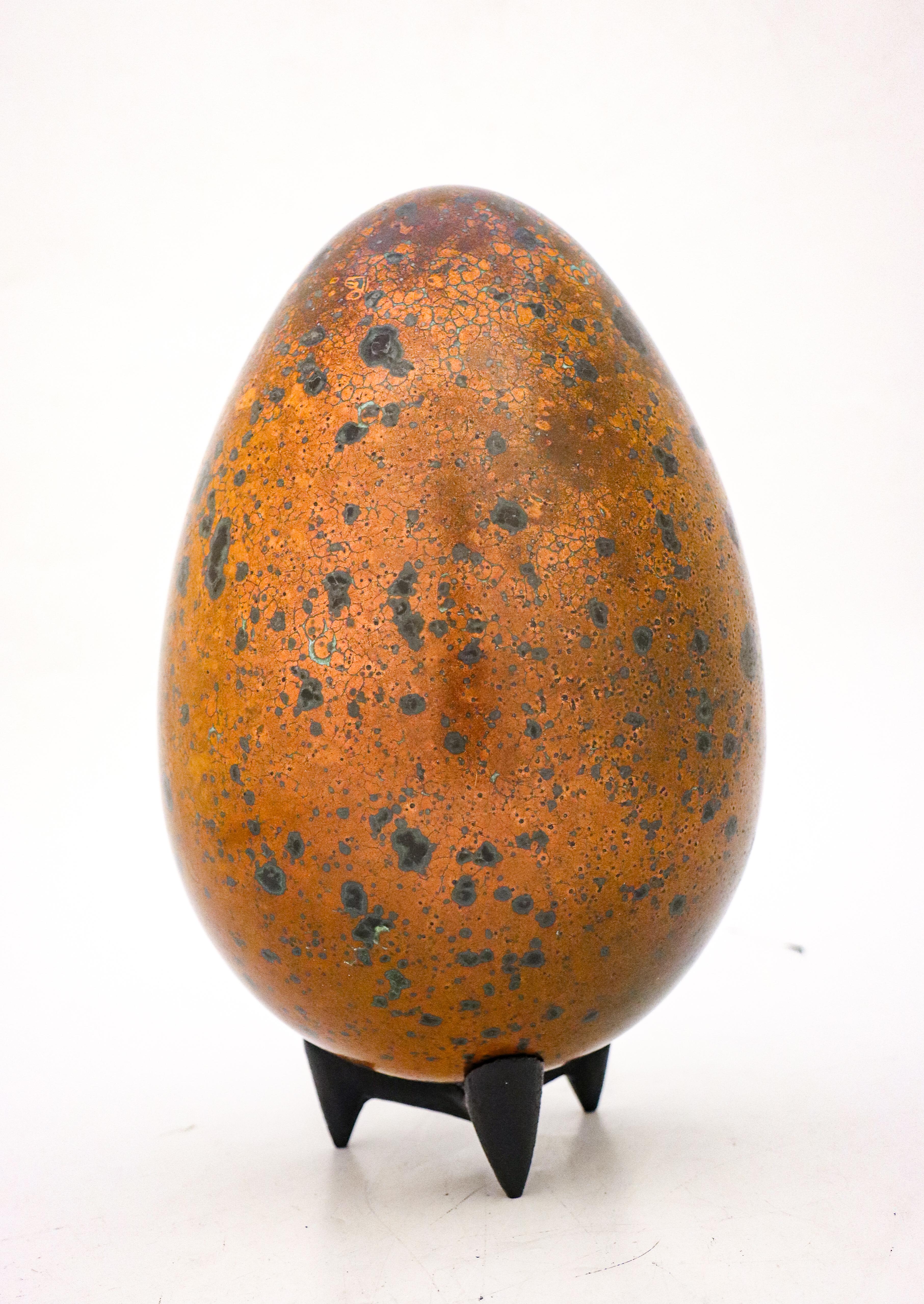 Œuf conçu par le céramiste suédois Hans Hedberg, qui a vécu et travaillé à Biot, en France. Cet œuf a une hauteur de 30 cm (12