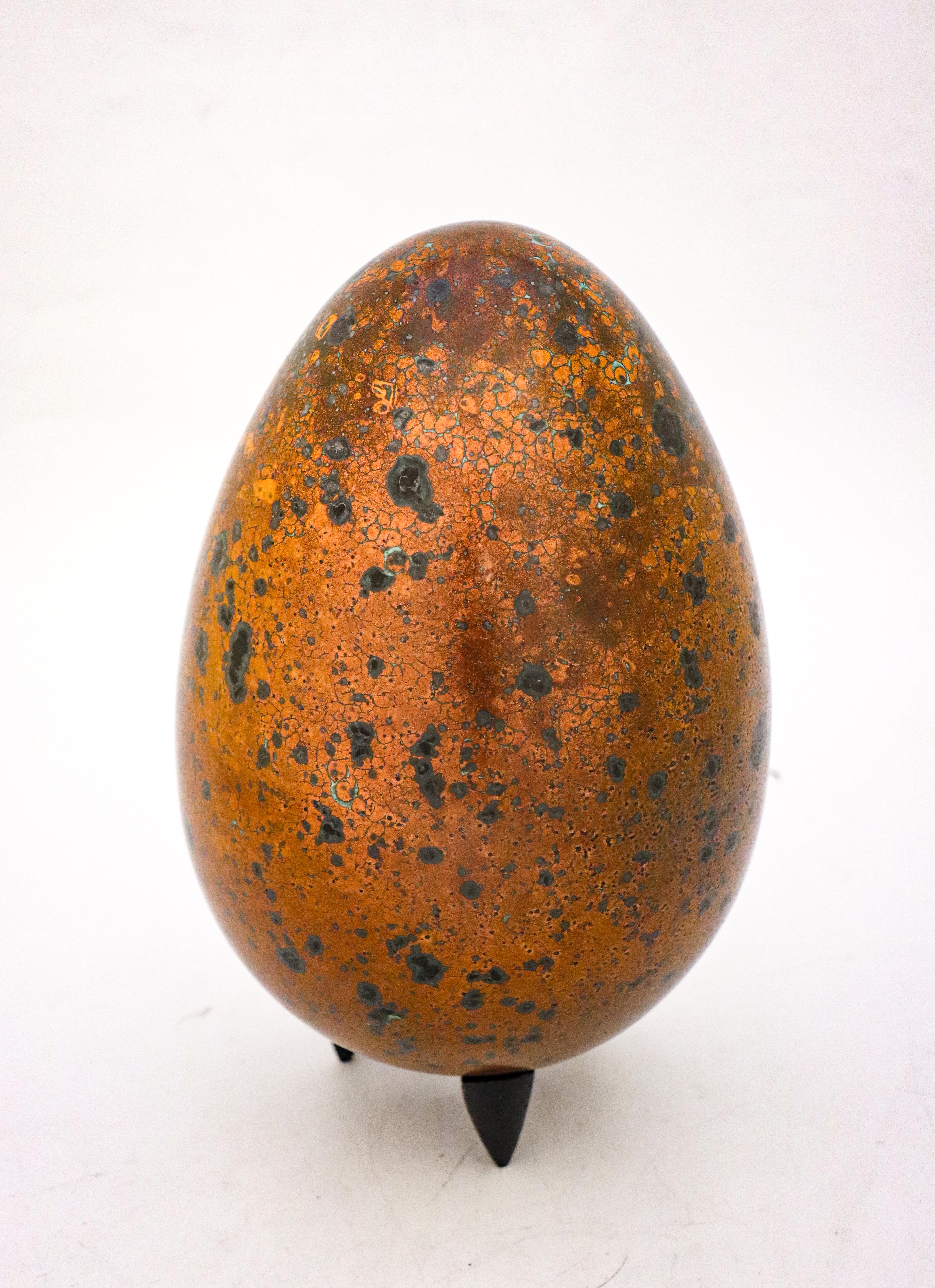 Français Sculpture d'œuf en grès à glaçure brune mouchetée de Hans Hedberg - Moderne du milieu du siècle dernier en vente