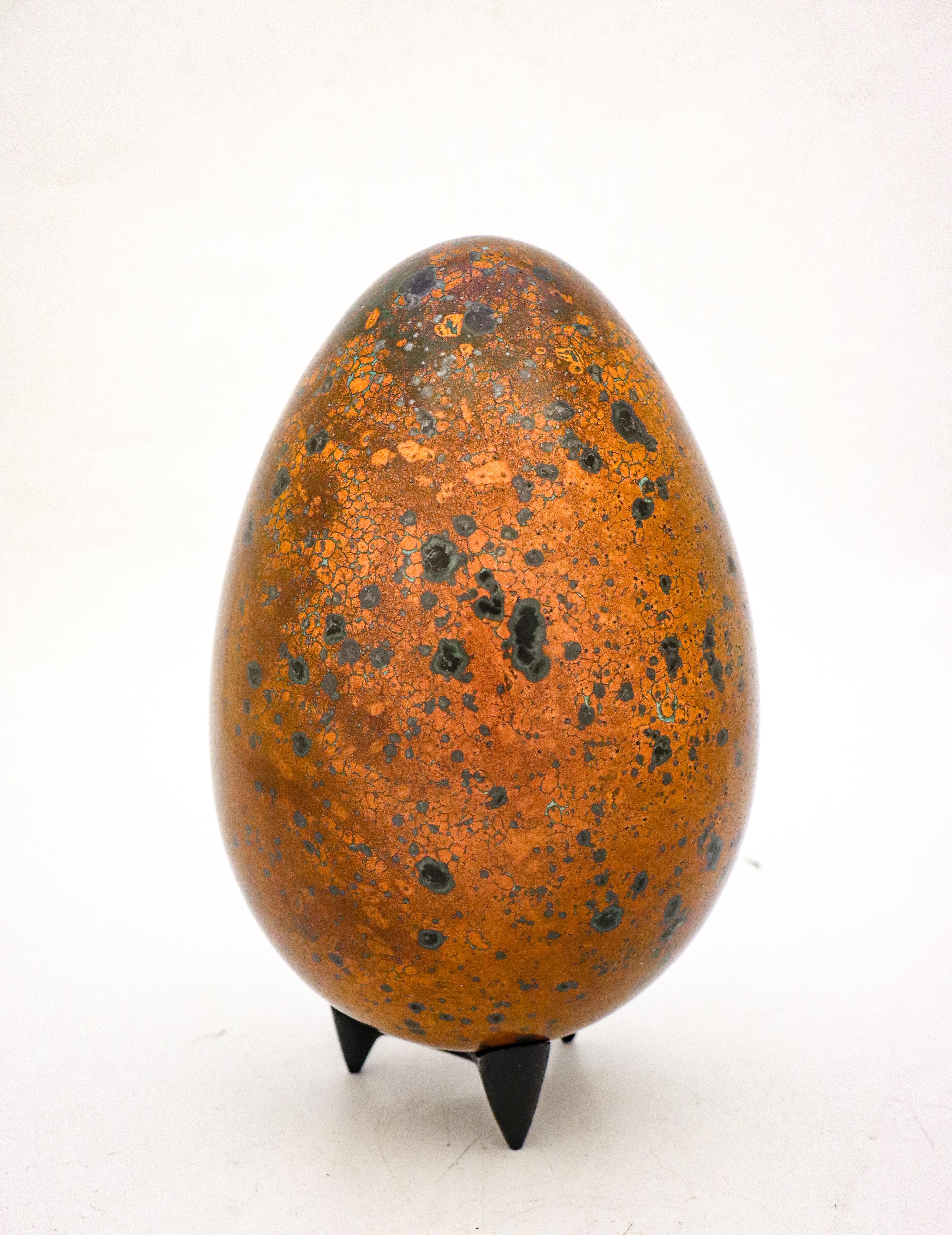 Vernissé Sculpture d'œuf en grès à glaçure brune mouchetée de Hans Hedberg - Moderne du milieu du siècle dernier en vente