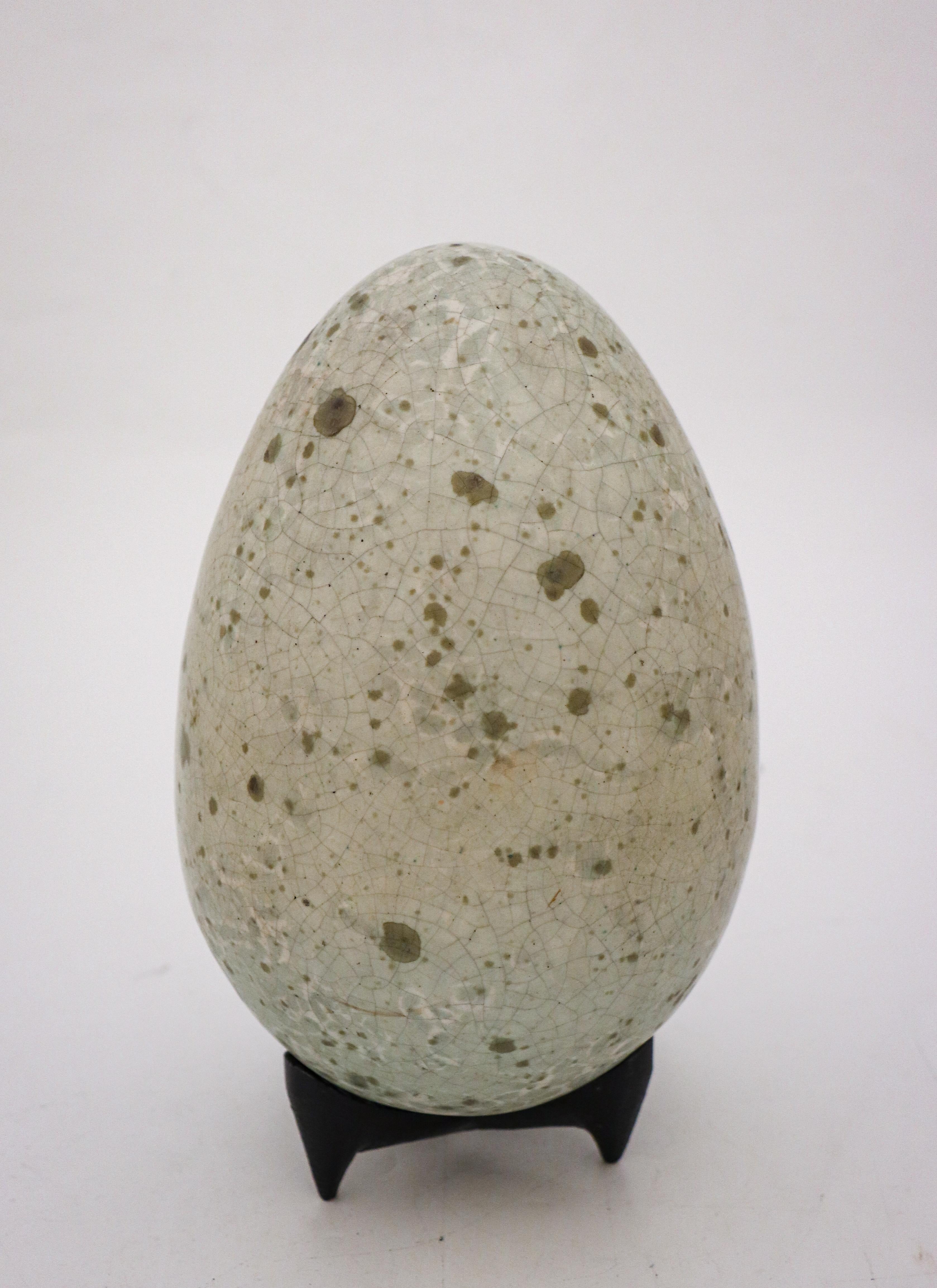 Egg-Skulptur aus Steingut in Grau und Grün von Hans Hedberg, Biot, Frankreich (Französisch) im Angebot