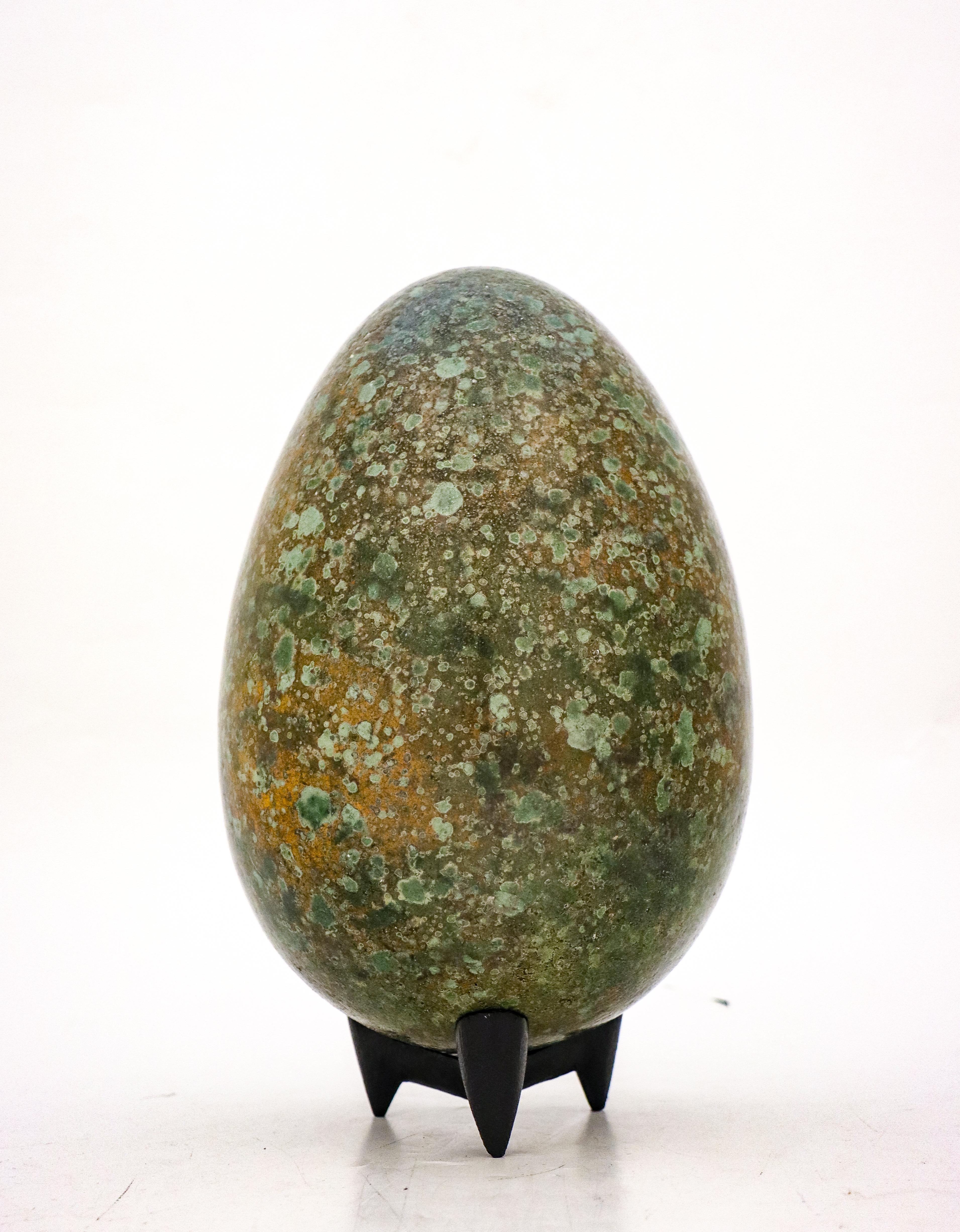 Stoneware Egg Sculpture Green Speckled Glaze by Hans Hedberg Mid-Century Modern In Excellent Condition For Sale In Stockholm, SE