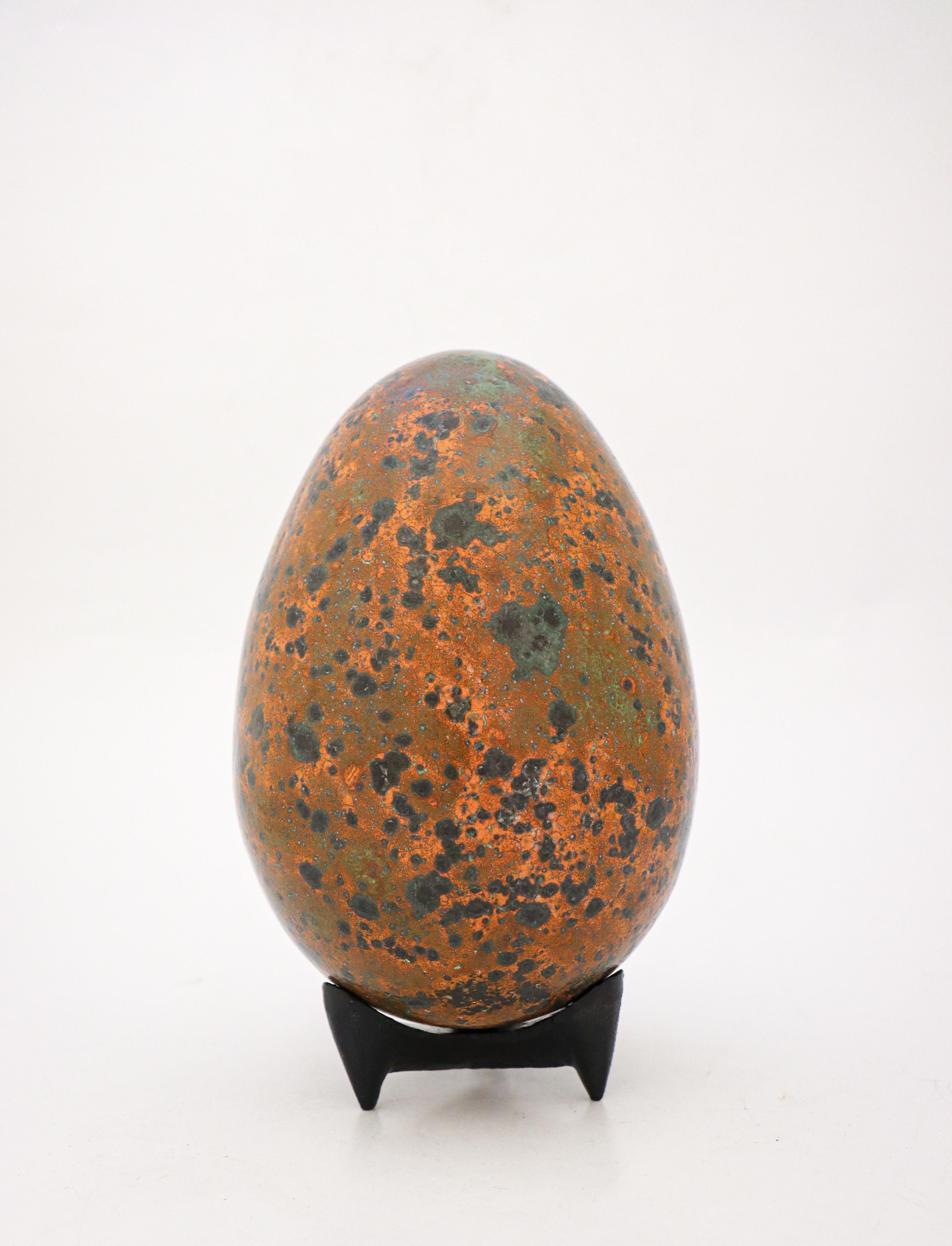 Das Ei wurde von dem schwedischen Keramiker Hans Hedberg entworfen, der in Biot, Frankreich, lebte und arbeitete. Dieses Ei ist 25 cm (10