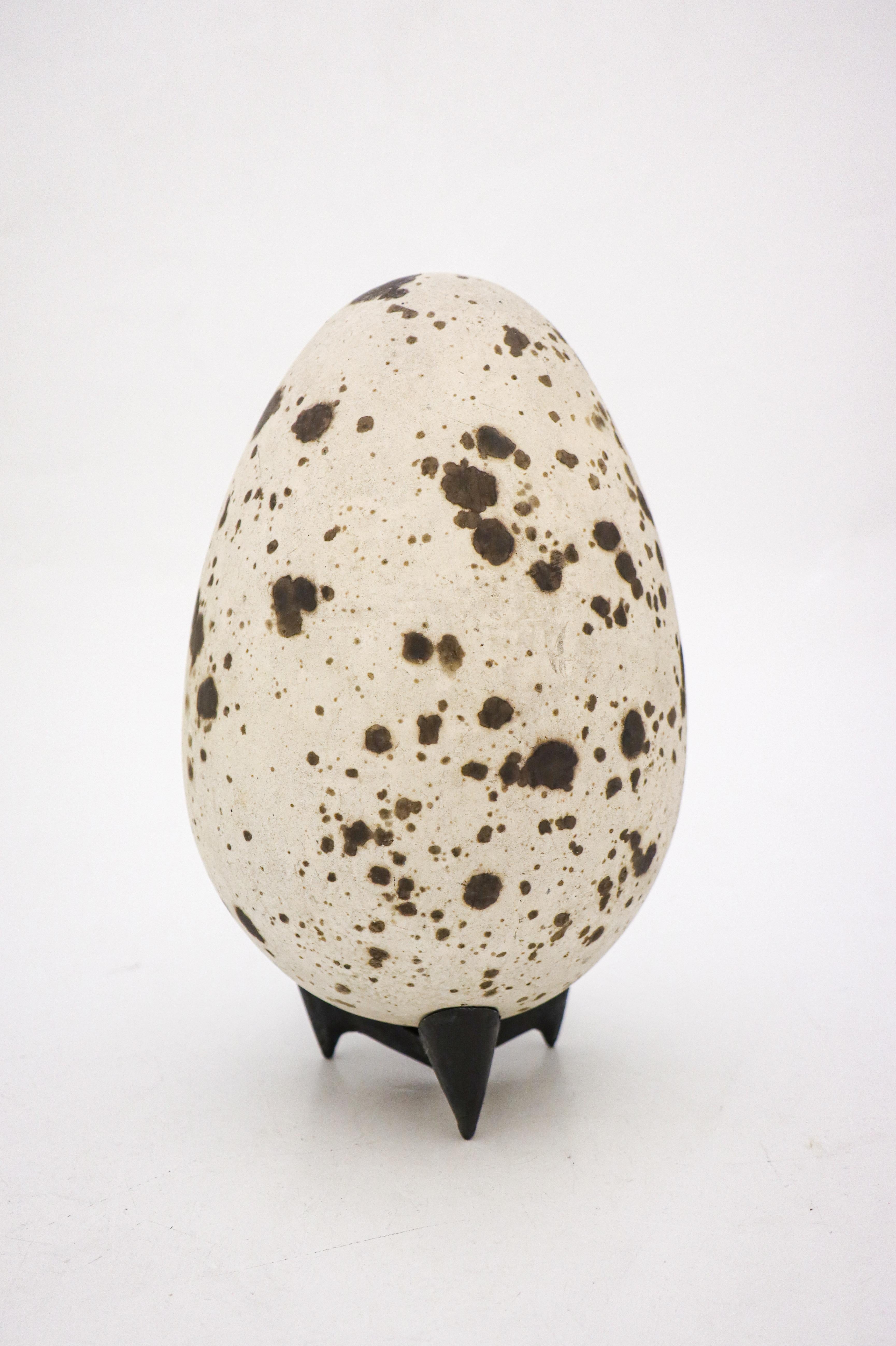 Œuf conçu par le céramiste suédois Hans Hedberg, qui a vécu et travaillé à Biot, en France. Cet œuf mesure 25 cm de haut, y compris le support. Il est en excellent état et possède une belle glaçure qui ressemble à du béton avec des taches brunes.