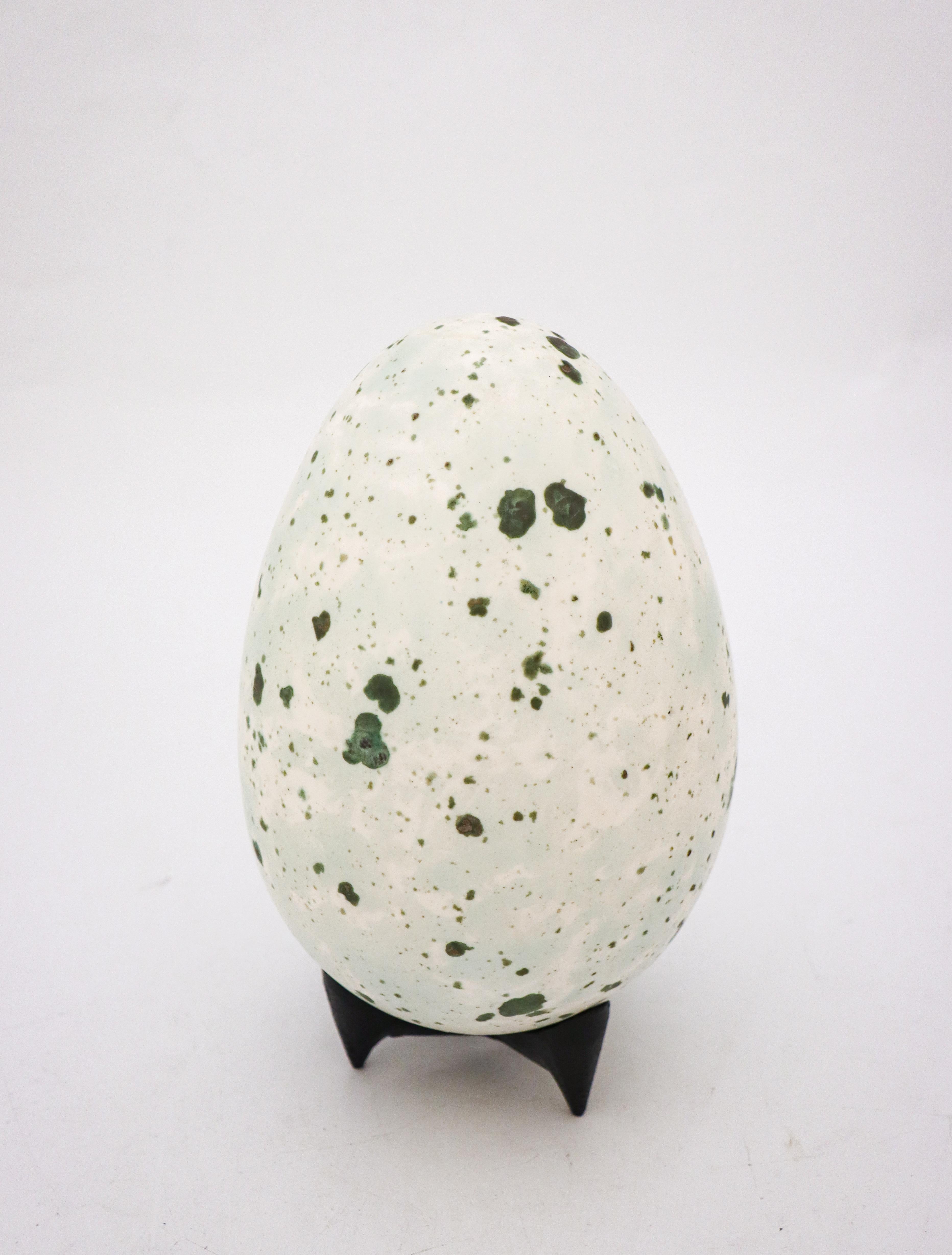 Egg-Skulptur aus Steingut in Weiß und Türkis von Hans Hedberg, Biot, Frankreich (Skandinavische Moderne) im Angebot