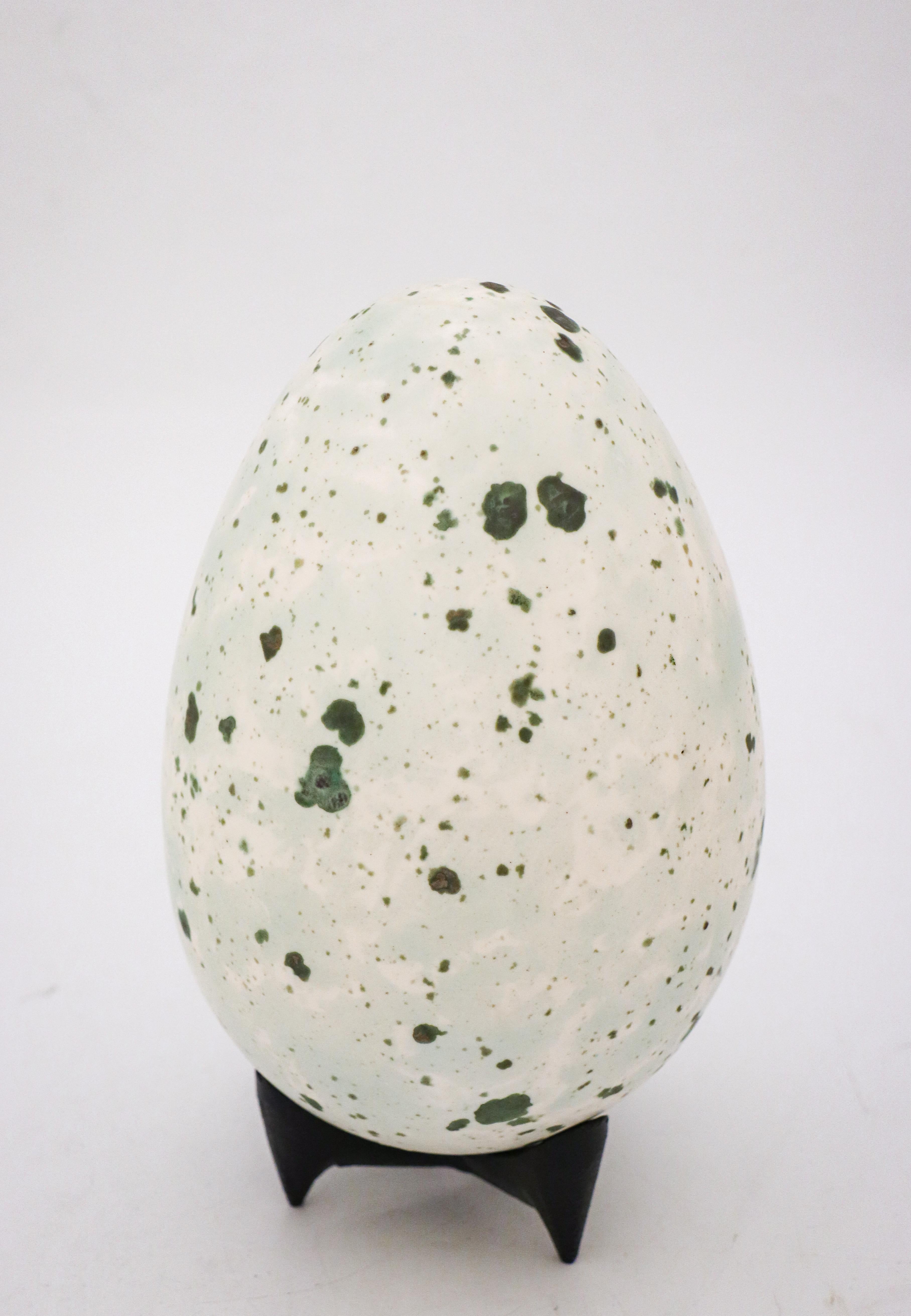 Scandinavian Modern Stoneware Egg Sculpture White & Turquoise by Hans Hedberg, Biot, France For Sale
