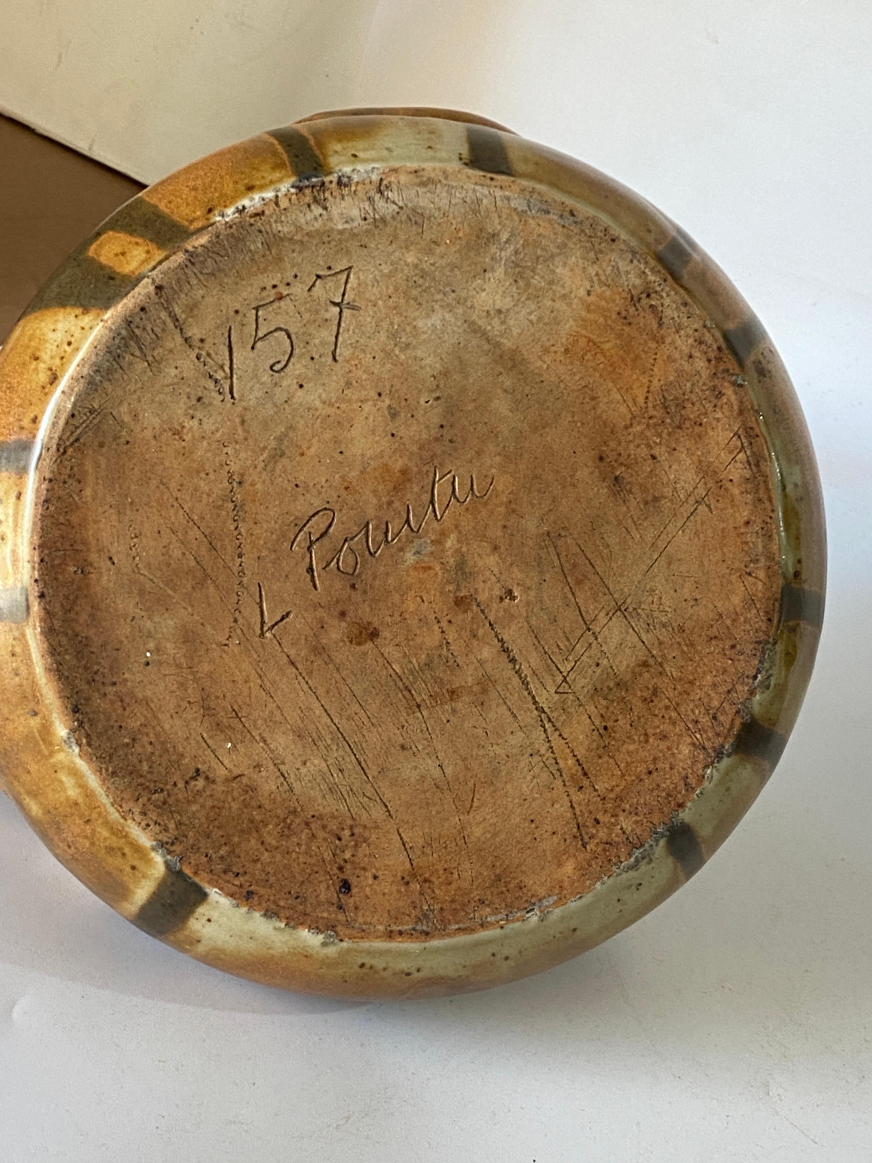 Vaso in pietra arenaria, di colore marrone con iris all'interno. Con una bellissima glassa.  È stato realizzato in Francia nel 1930 circa, da Leon Pointu, ed è firmato sotto.