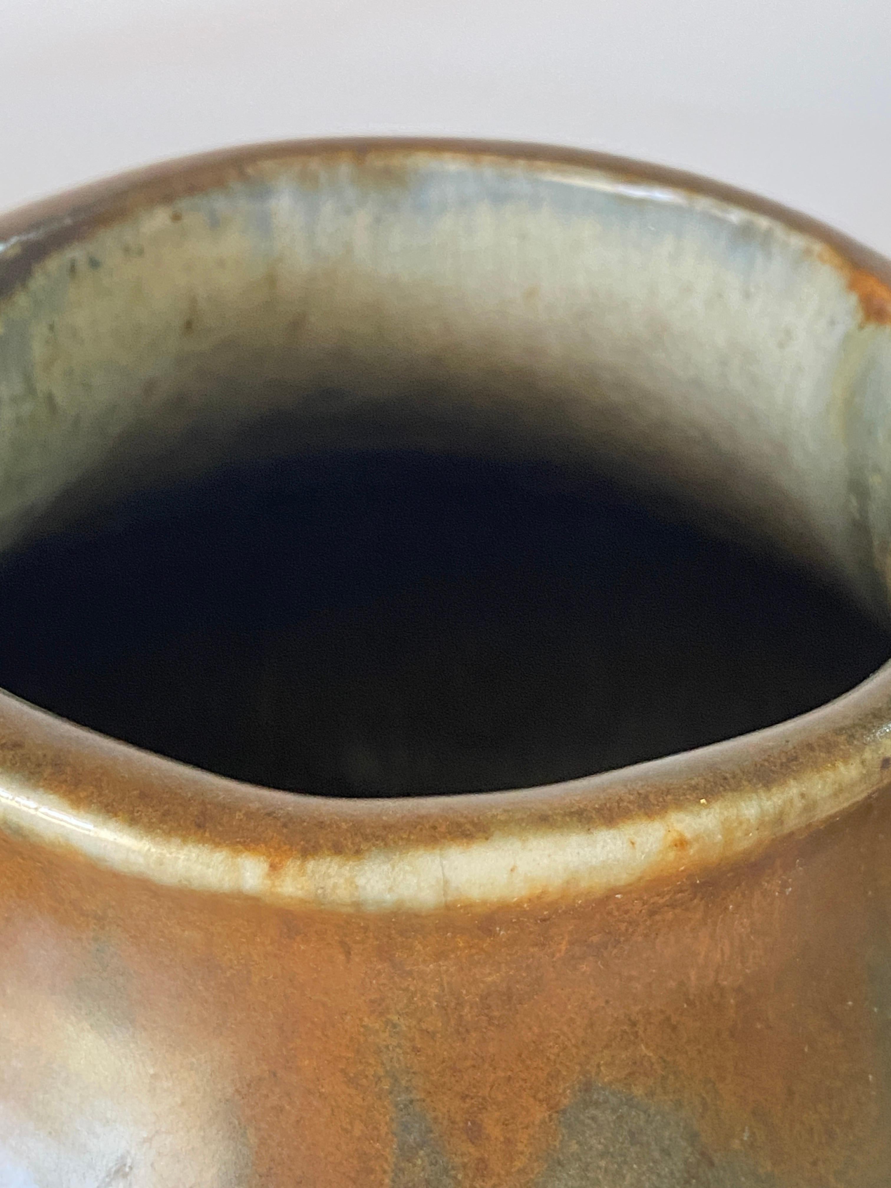 Vaso in gres smaltato, colore marrone, Francia 1930 di Leon Pointu, firmato In condizioni buone in vendita a Auribeau sur Siagne, FR