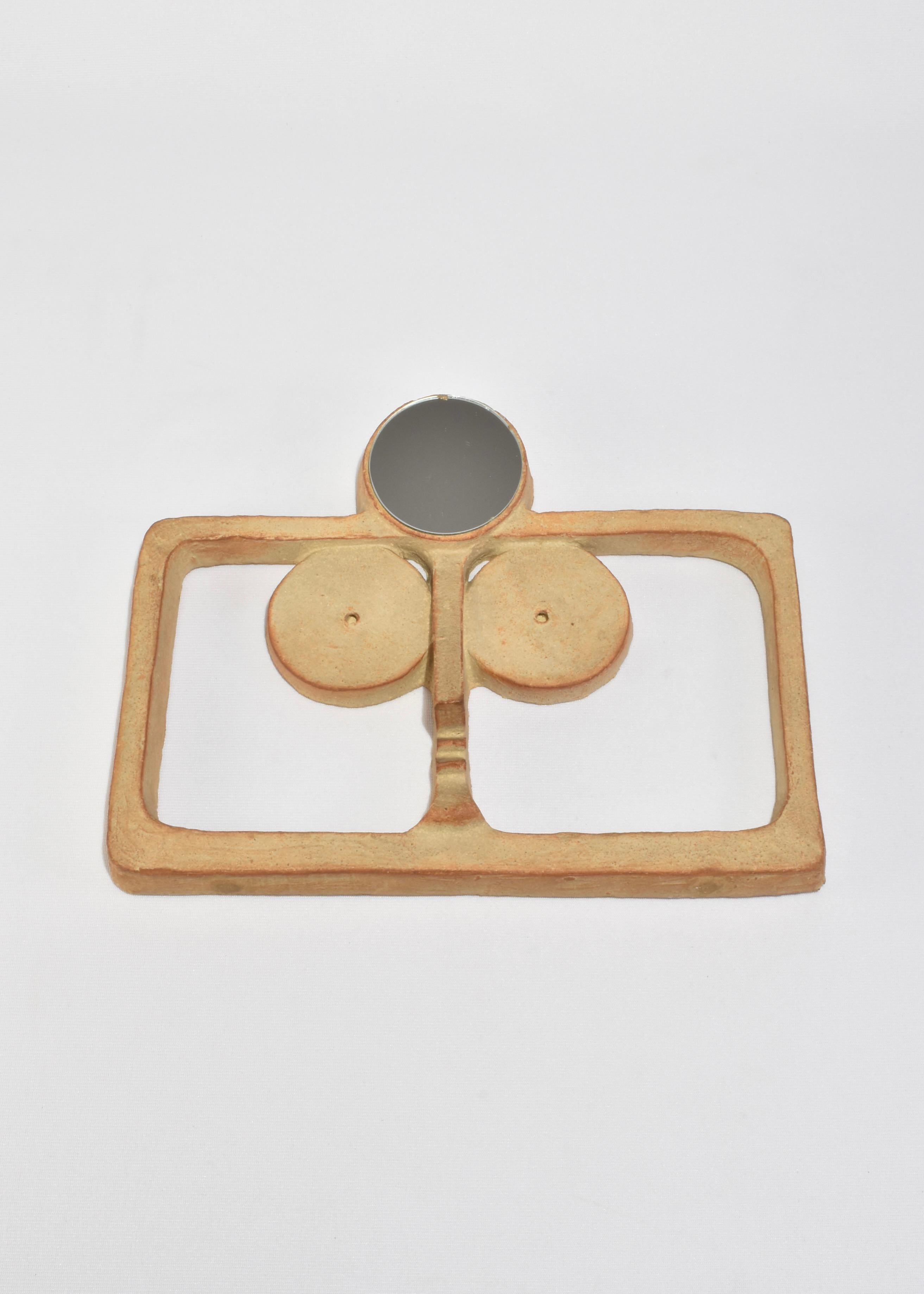 Rare sculpture en grès représentant un médecin, avec un miroir sur la tête. Par l'artiste américain David Gil (1922-2002) pour Bennington Potters. Marqué au dos : Bennington Potters, Bennington, Vermont 1S32 DG.