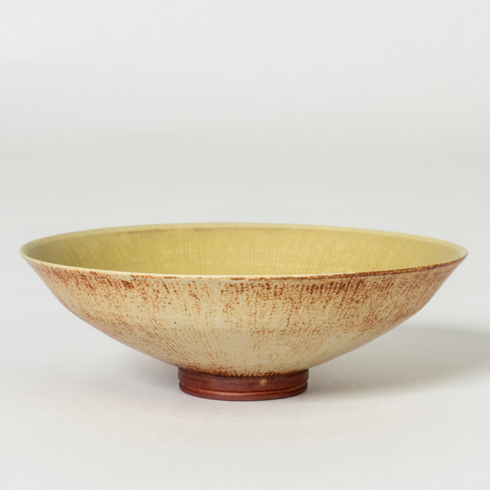 Beautiful “Farsta” bowl by Wilhelm Kåge, in delicate stoneware with natural tones. Yellow inside, outside with red streaks in a striking pattern.

“Farsta” stoneware is recognized as being the best and most exclusive that has come out of Swedish