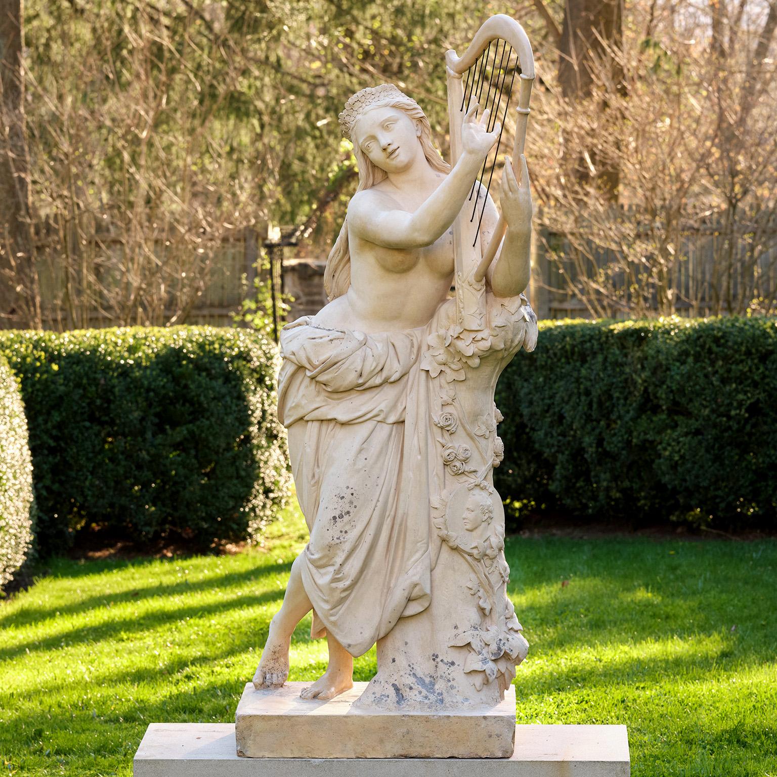 Eine seltene Steingutfigur von Erin, der weiblichen Personifikation Irlands, die teilweise verhüllt eine kleine Harfe spielt und neben einem mit Rosen und Efeu umrankten Baumstamm steht, der ein Porträtmedaillon des irischen Dichters trägt, der zu