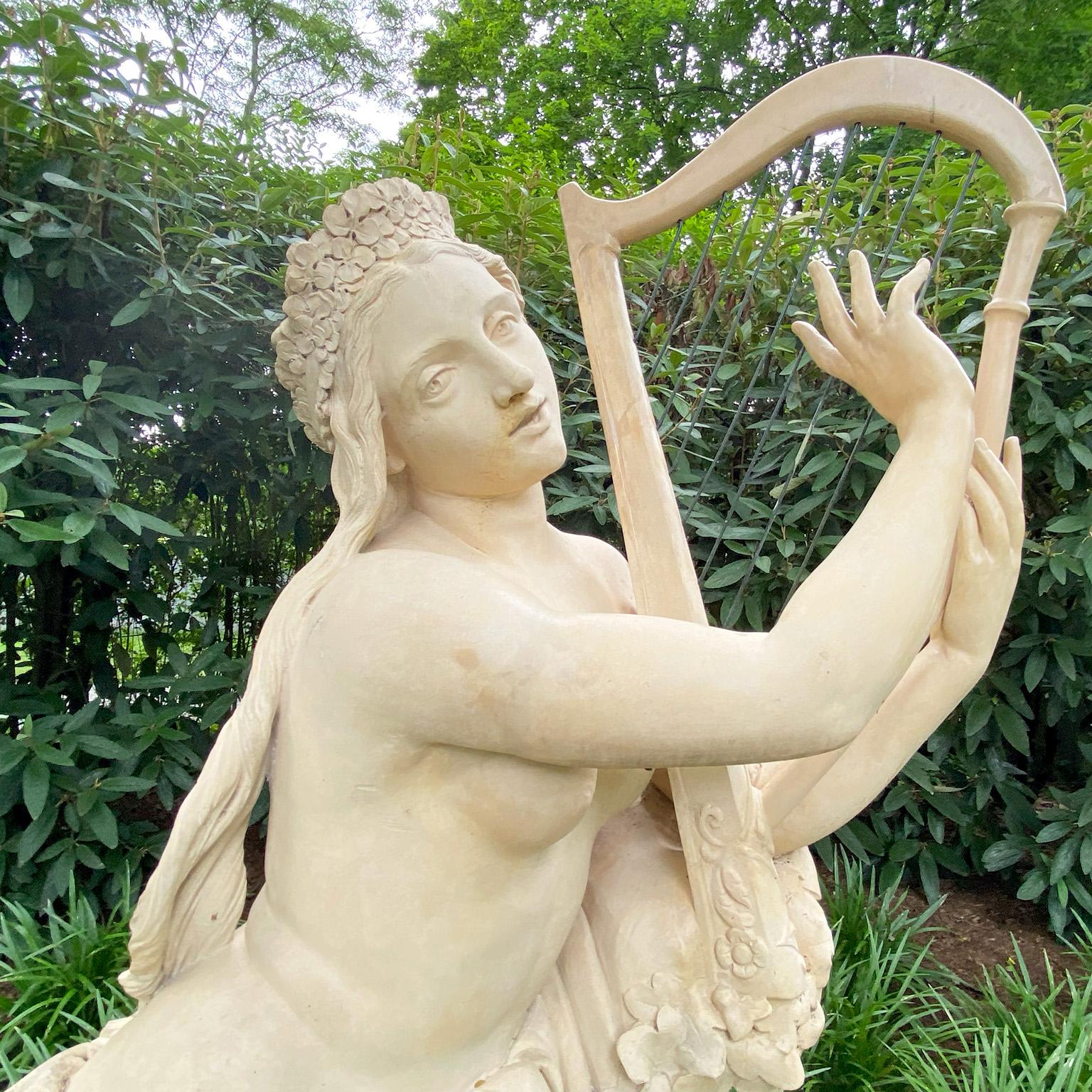 Figurale Steingutstatue von Erin, der Personifizierung Irlands (Englisch) im Angebot