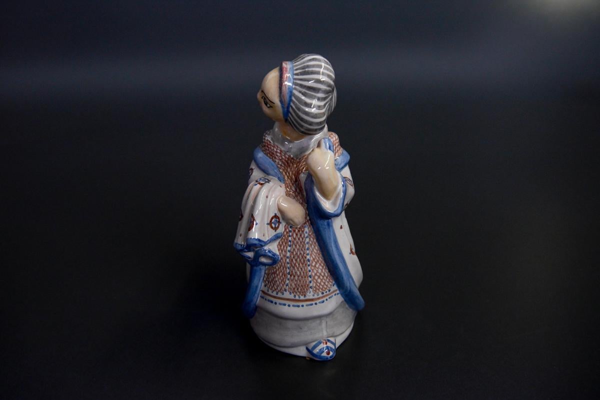 Statuetta in gres, dipinta a mano dalla manifattura danese L. Hjorth.
