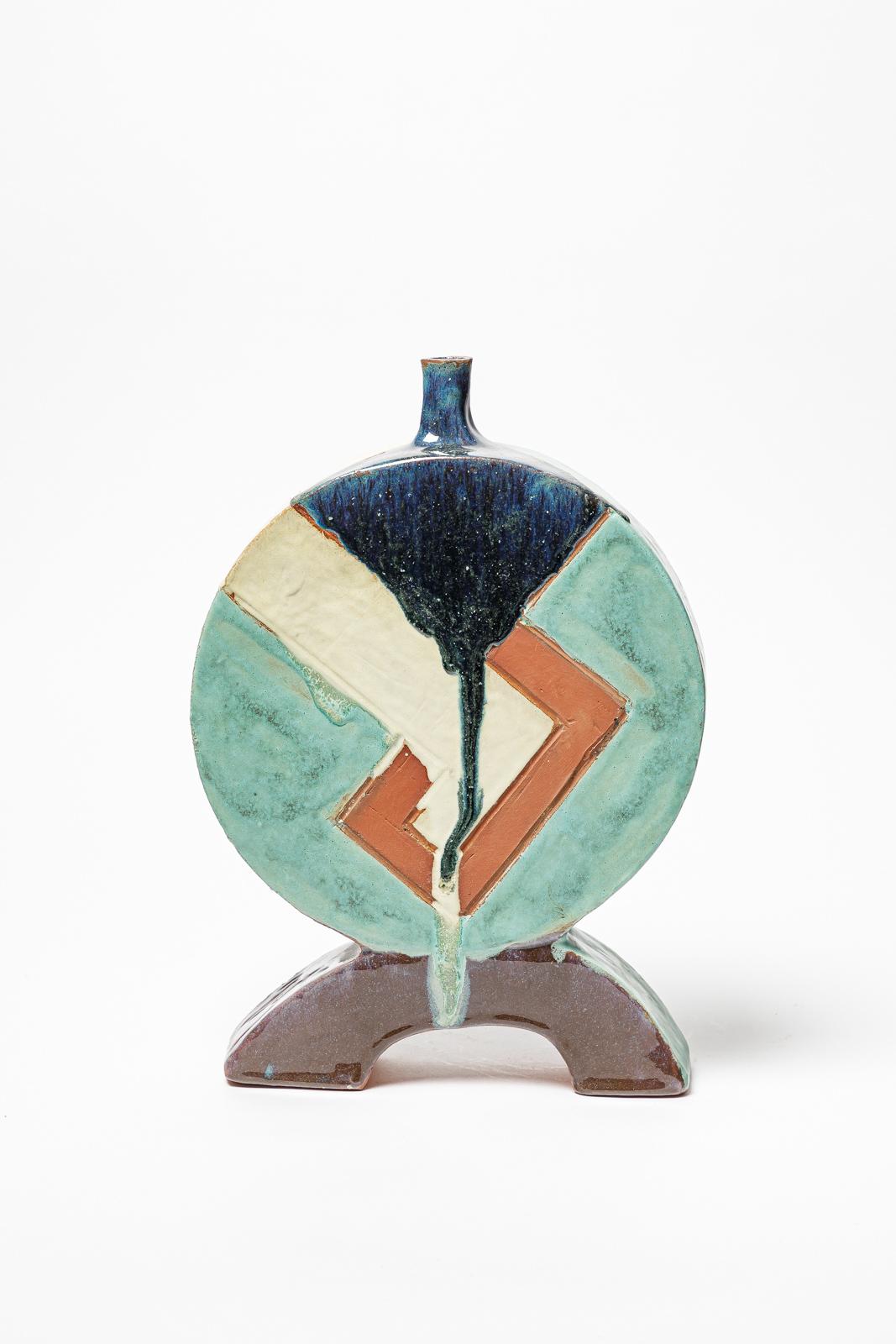 Lampe de table en faïence à décor géométrique par Georges Martin.
Monogramme de l'Artistics sur la base. 
Pièce unique.
Circa 1980.
Vendu avec un nouveau système électrique.
H : 13,8 x 2,7 x 2,7 pouces.