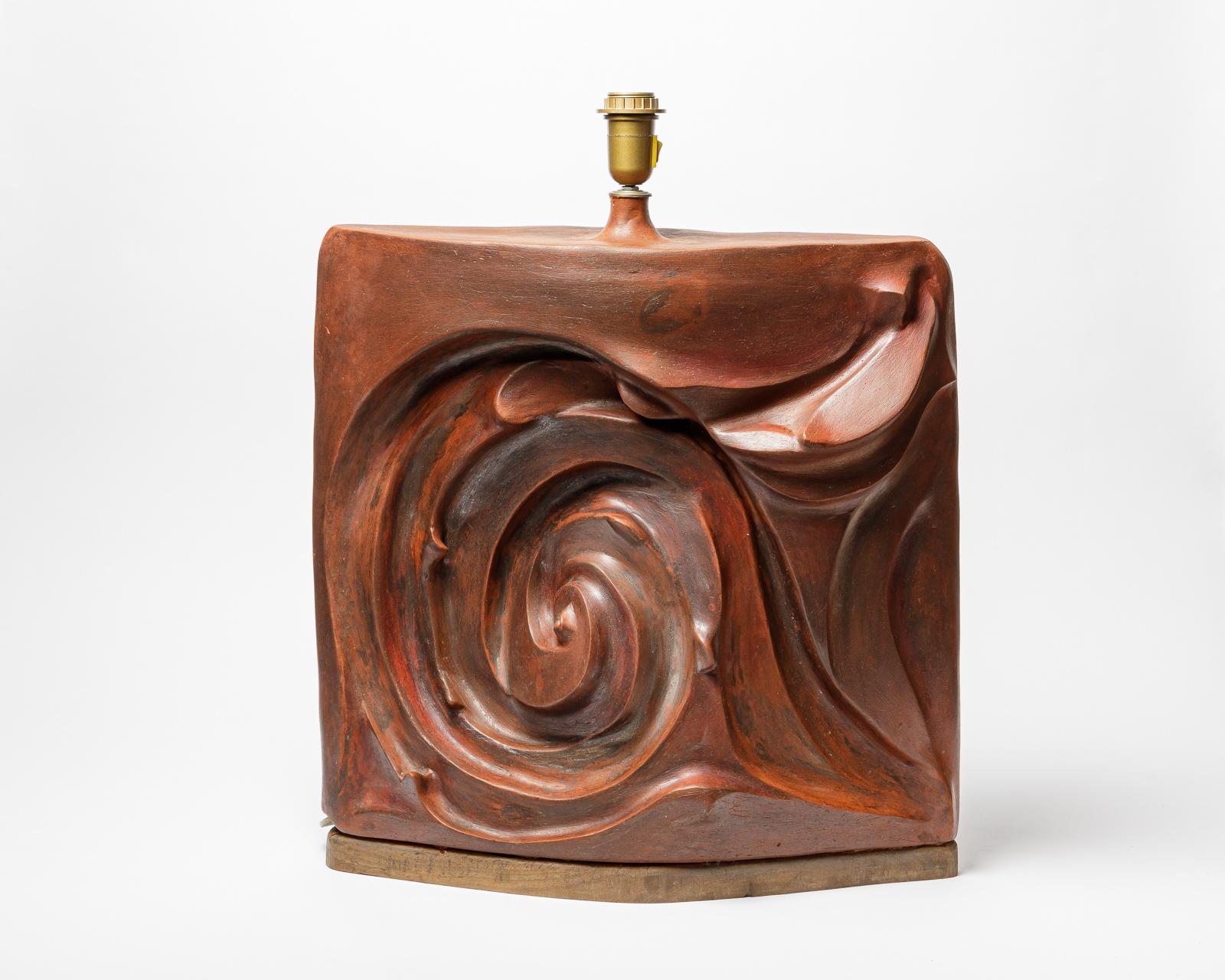 Lampe de table en céramique de Georges Martin avec une base en bois.
Monogramme de l'Artistics sur la base. 
Pièce unique.
Circa 1980- 1990.
H : 21.6 x 7.1 x 21.6 pouces (céramique uniquement).
Vendu avec un nouveau  système électrique européen.
