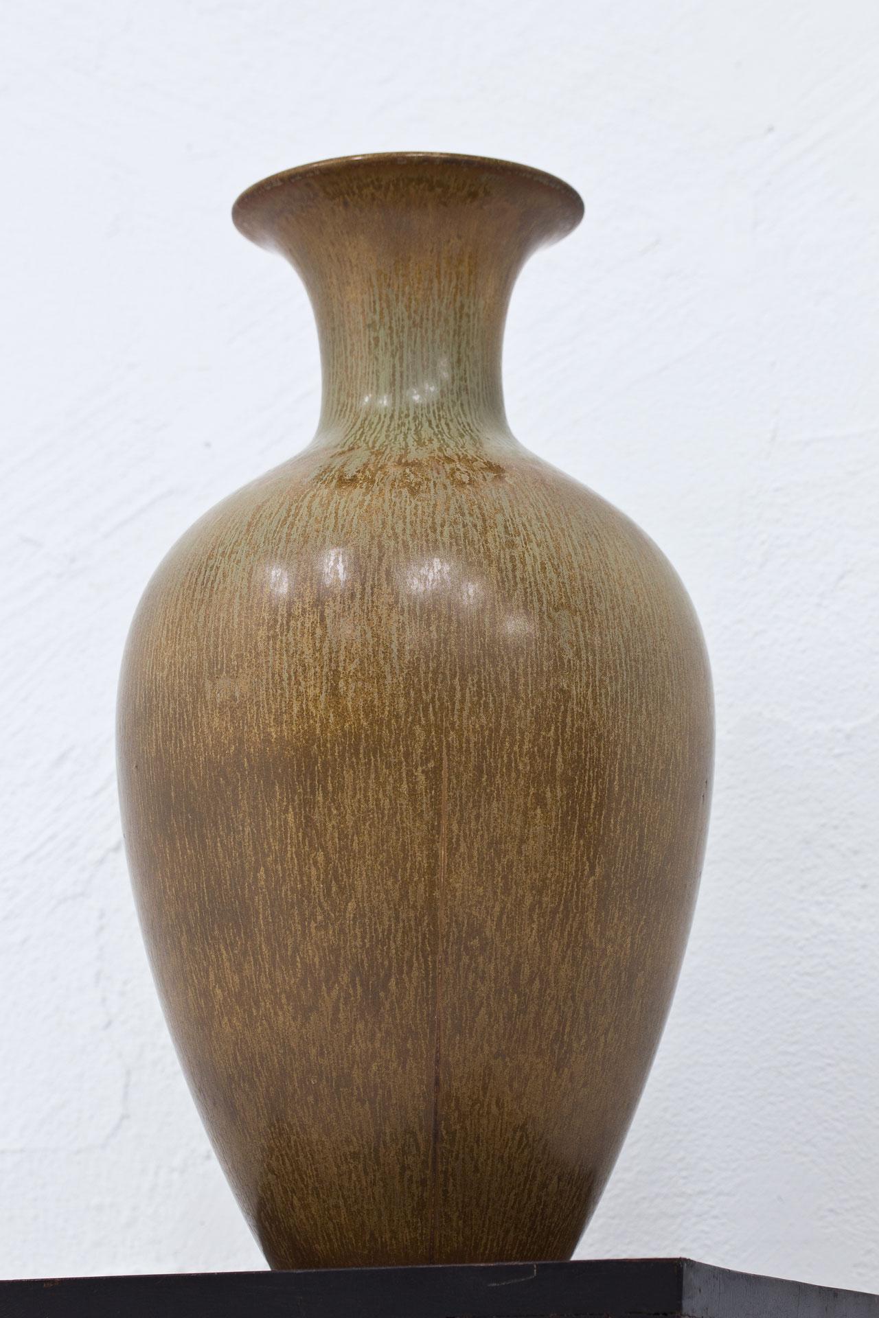 Stoneware floor vase designed by Gunnar Nylund. 
Manufactured by Rörstrand in Sweden during the 1950s.
Hare fur glaze in light brown and green.