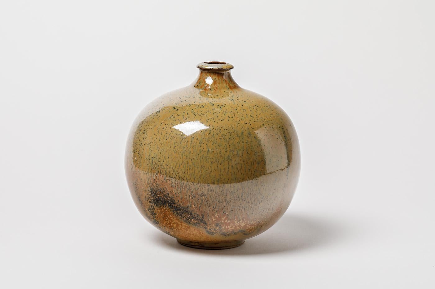 Vase en céramique fabriqué à la main en France, avec des couleurs de glaçure céramique,

vers 1980.

Parfait état.

Signé sous la base.

Dimensions : 23 x 19 x 19cm.