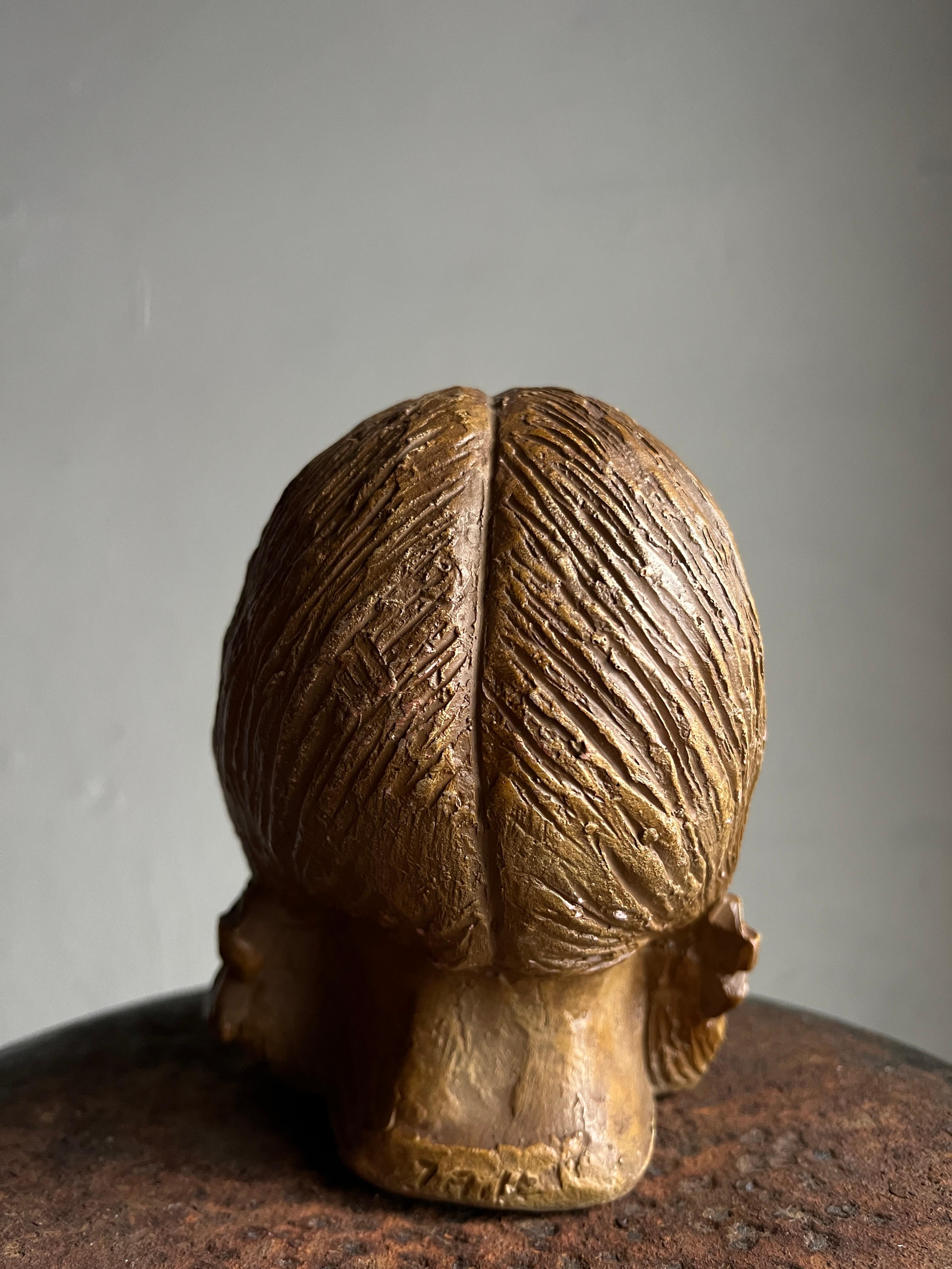 Steingutkopf eines Mädchens, Skulptur aus Steingut, Niederlande, 1970er Jahre im Angebot 1