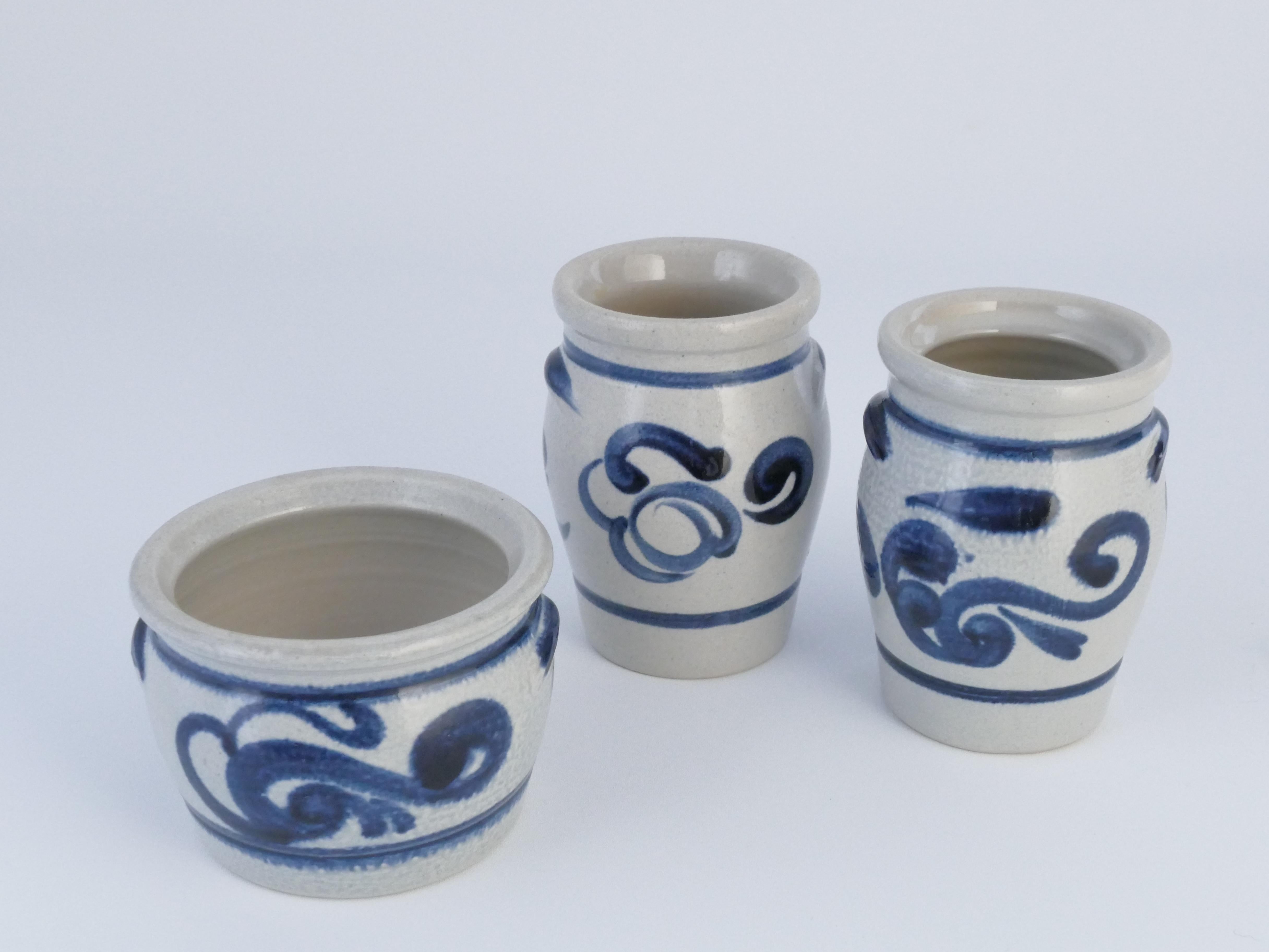 Realizzati nello stile tradizionale della ceramica grigia ornata da motivi floreali blu cobalto, questi vasi in gres salato provengono dalla regione tedesca del Westerwald, con una tradizione secolare di produzione di gres salato. Con un patrimonio