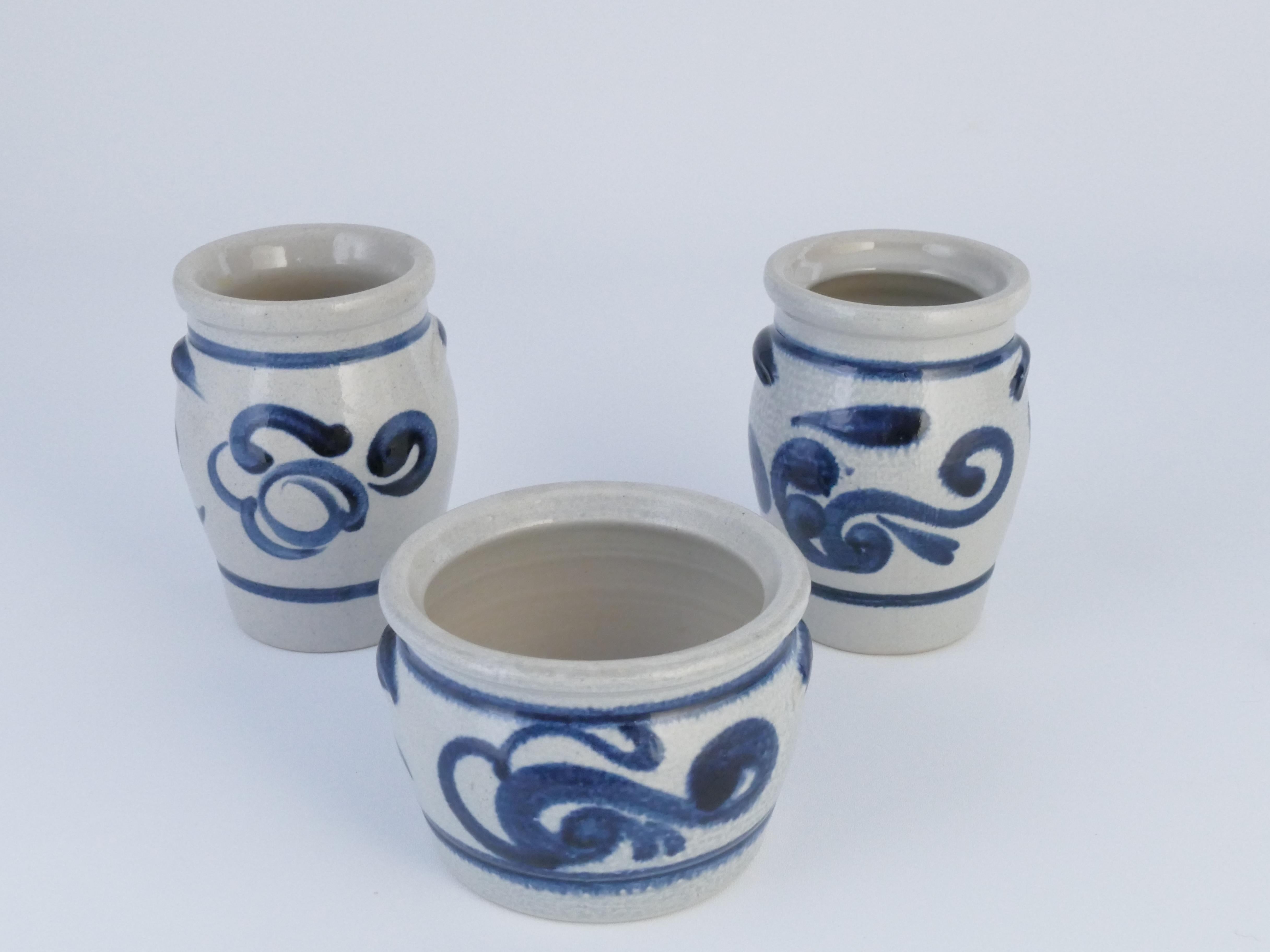 Arte popolare Barattoli in gres con motivo floreale blu cobalto da Westerwald, Germania, set di 3 in vendita