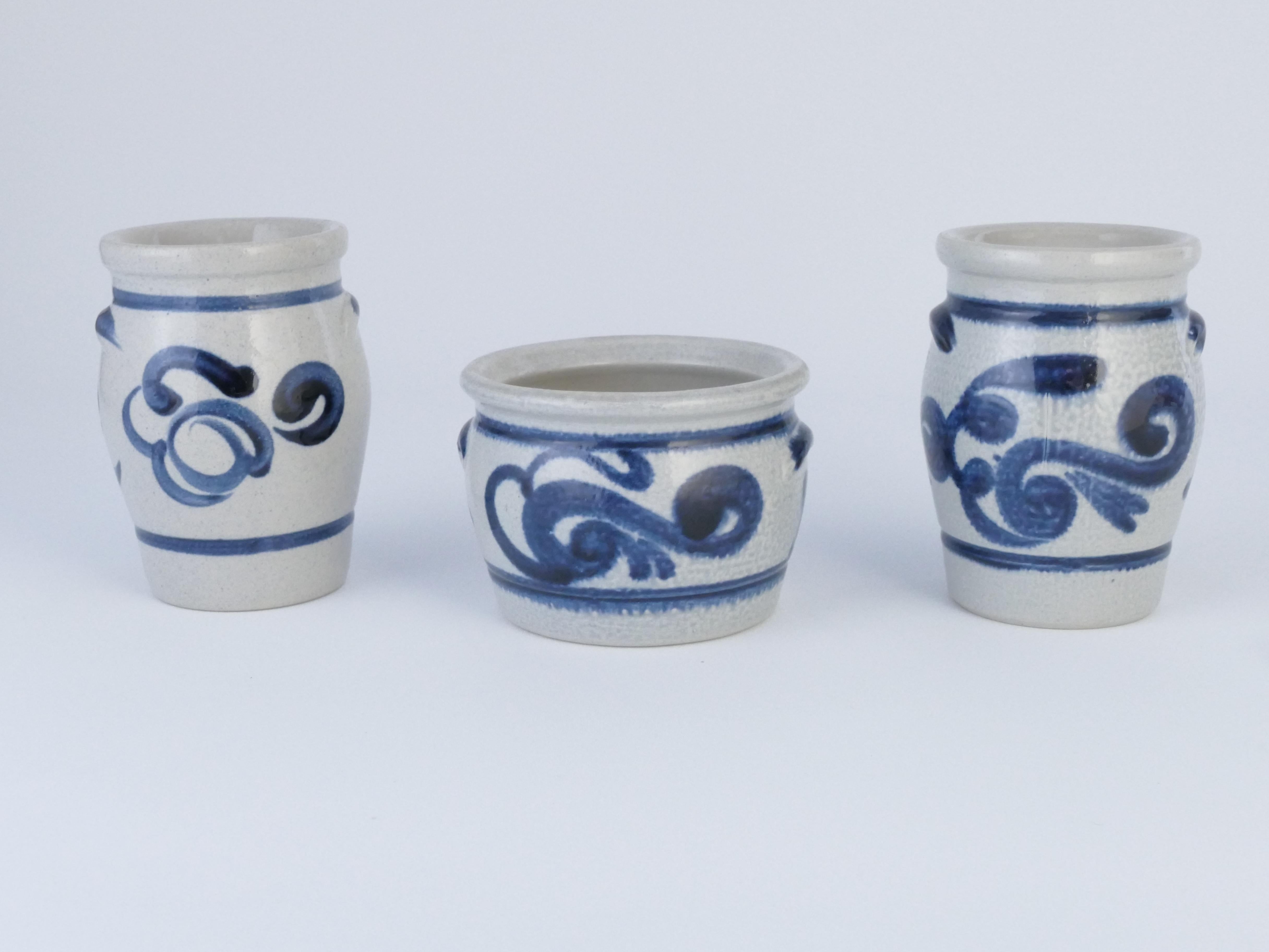 Fine XX secolo Barattoli in gres con motivo floreale blu cobalto da Westerwald, Germania, set di 3 in vendita