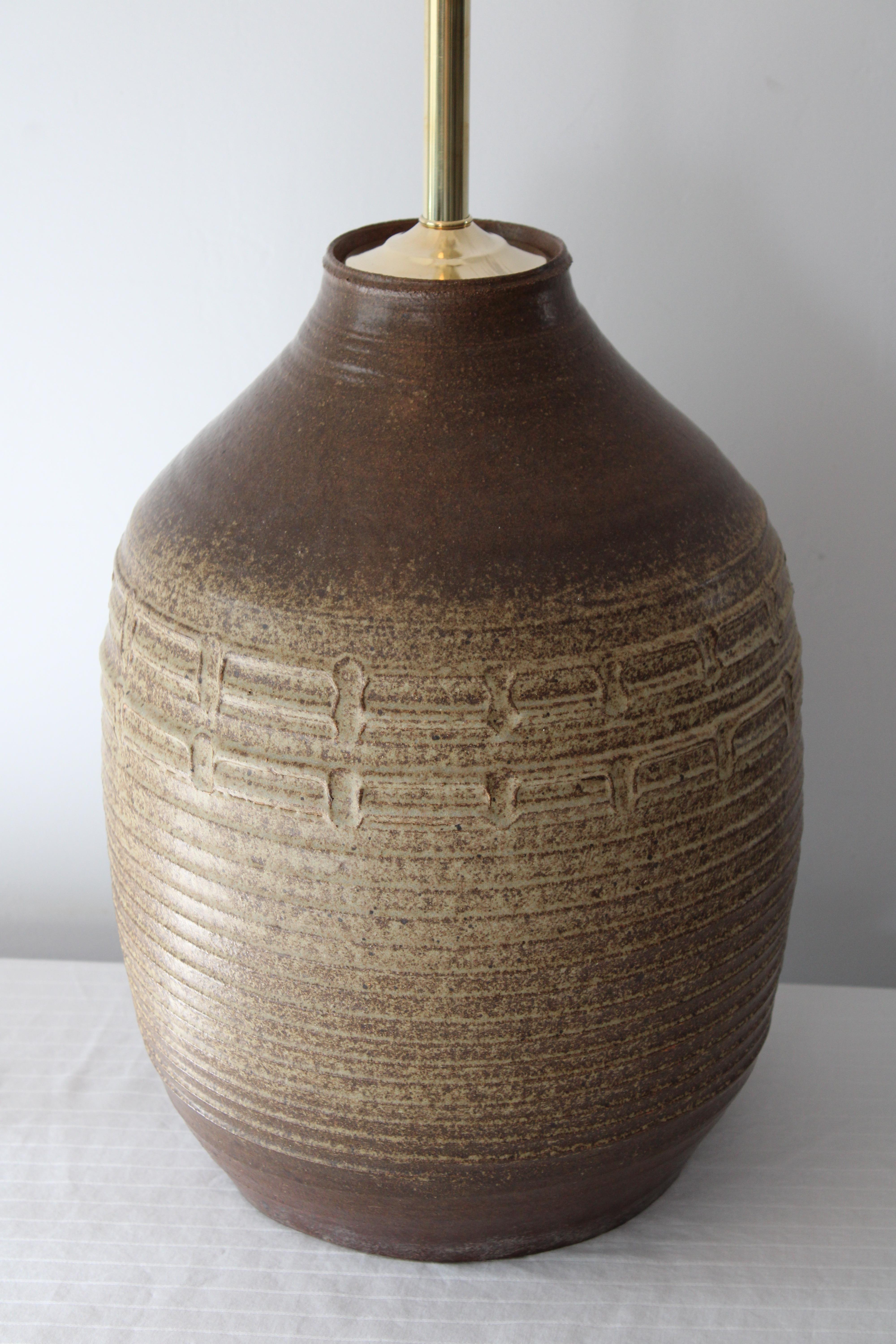 Lampe en céramique de Bob Kinzie. La partie en céramique mesure 17 pouces de haut et 12,5 pouces de diamètre. La hauteur totale de la base au bas de la prise est de 22